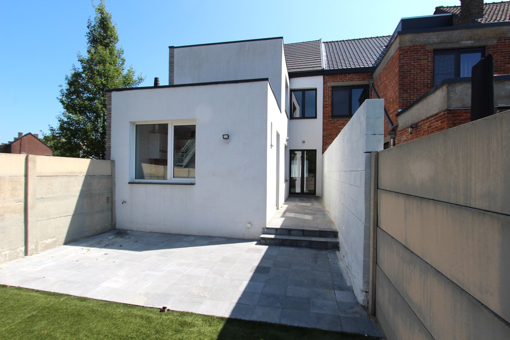 MOOI VERNIEUWDE WONING MET TUIN 
