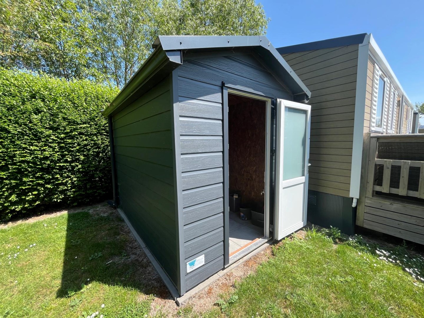 Zeer goed, vrijwel nieuw vakantie-chalet (Nr. Z32) aan de rand het Vakantiepark In de Bongerd te Oostkapelle, op loopafstand van het gezellige centrum van het dorp en natuurgebied de Manteling met aan 