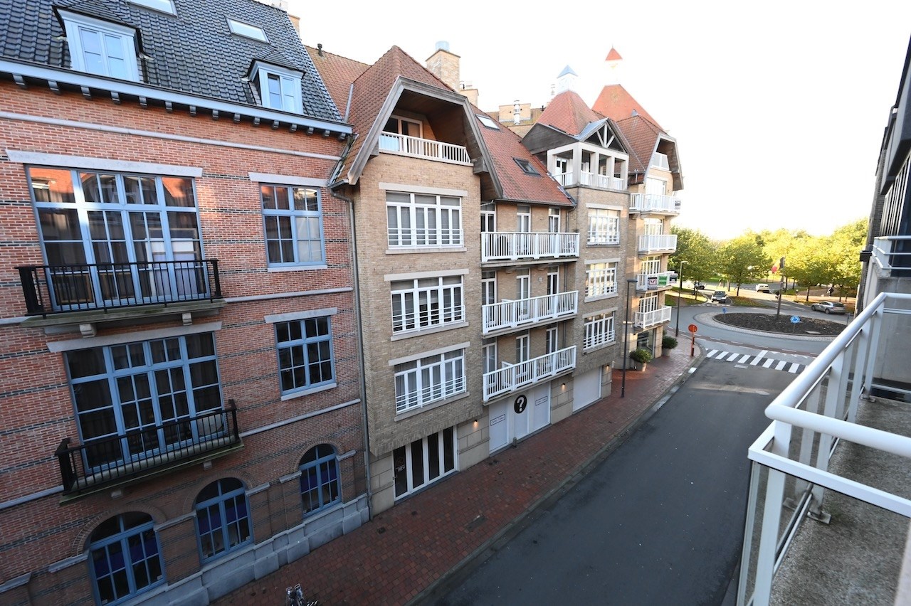 GEMEUBELD - Zeer mooie en moderne duplex op een toplocatie in het commerci&#235;le hart van Knokke. 