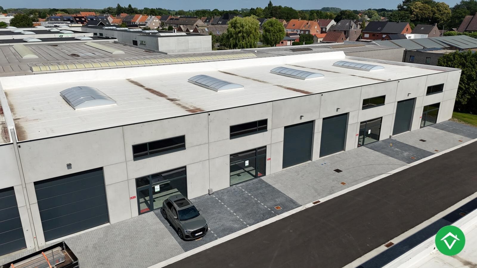 Loods te koop – 246 m&#178; met 2 parkeerplaatsen inbegrepen op de industriezone te Ichtegem 