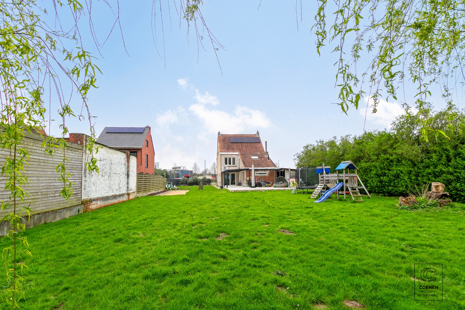 Ruime gemoderniseerde woning + bouwgrond met 4-5 slp&#39;s, praktijkruimte met aparte inkom!, tuin, zonnepanelen en garage in Wommelgem 