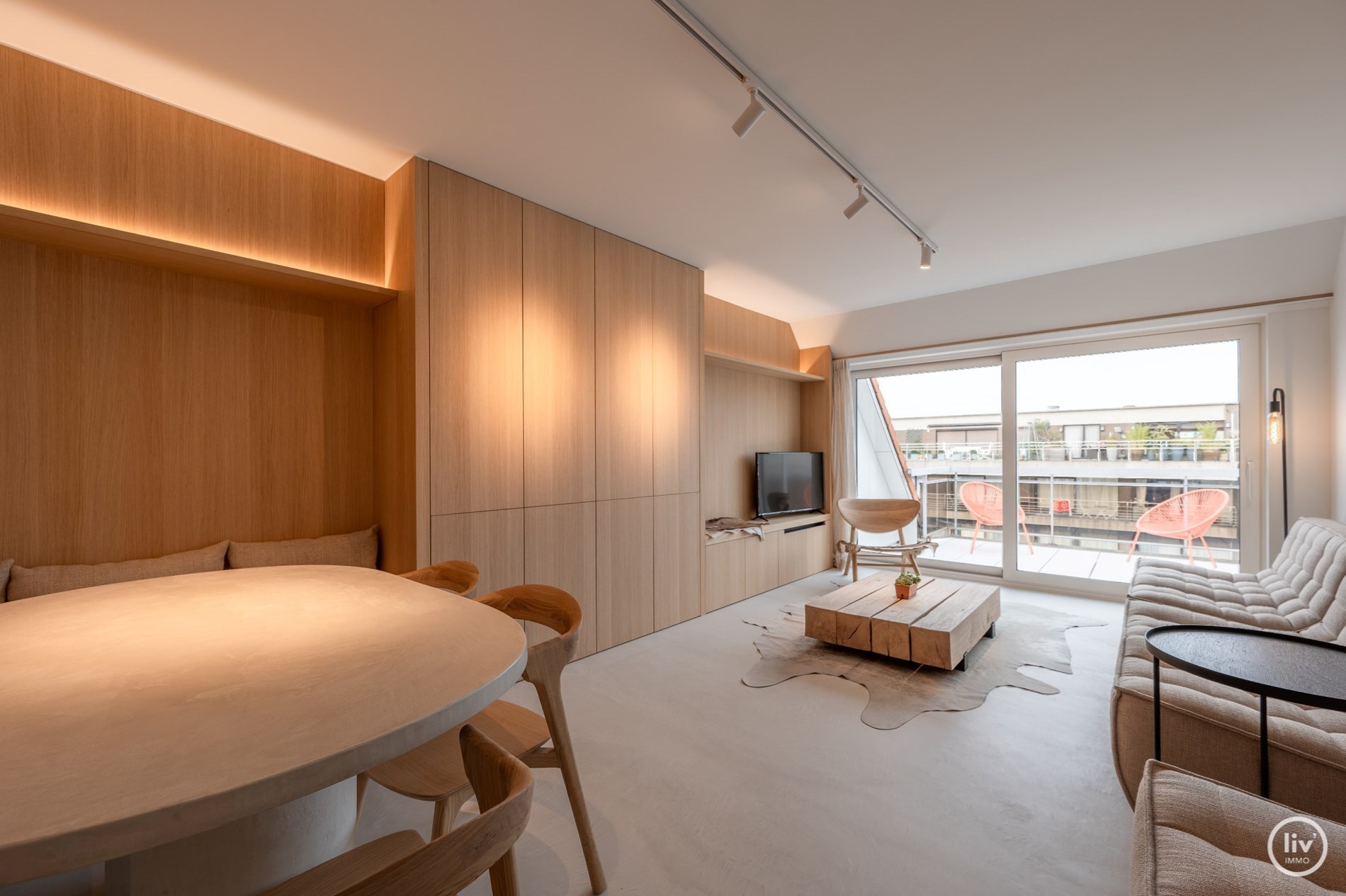 Superbe appartement en duplex magnifiquement r&#233;nov&#233; avec une spacieuse terrasse orient&#233;e vers l&#39;ouest, situ&#233; sur la Lippenslaan &#224; Knokke. 