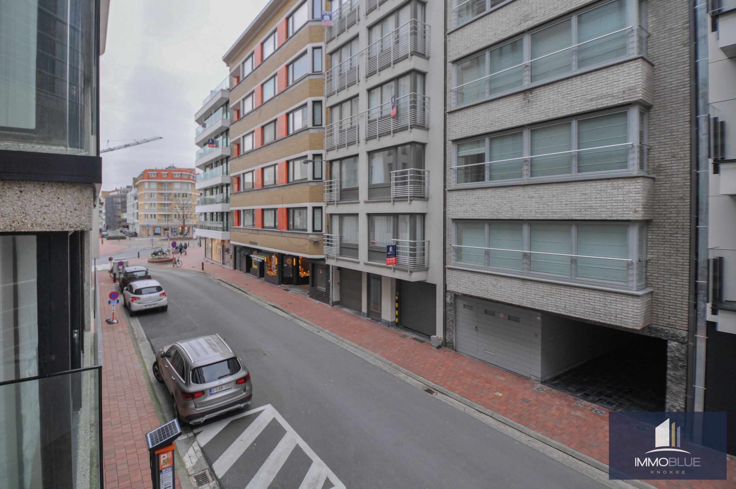 Recent tijdloos gerenoveerd appartement met zijdelings zeezicht. 