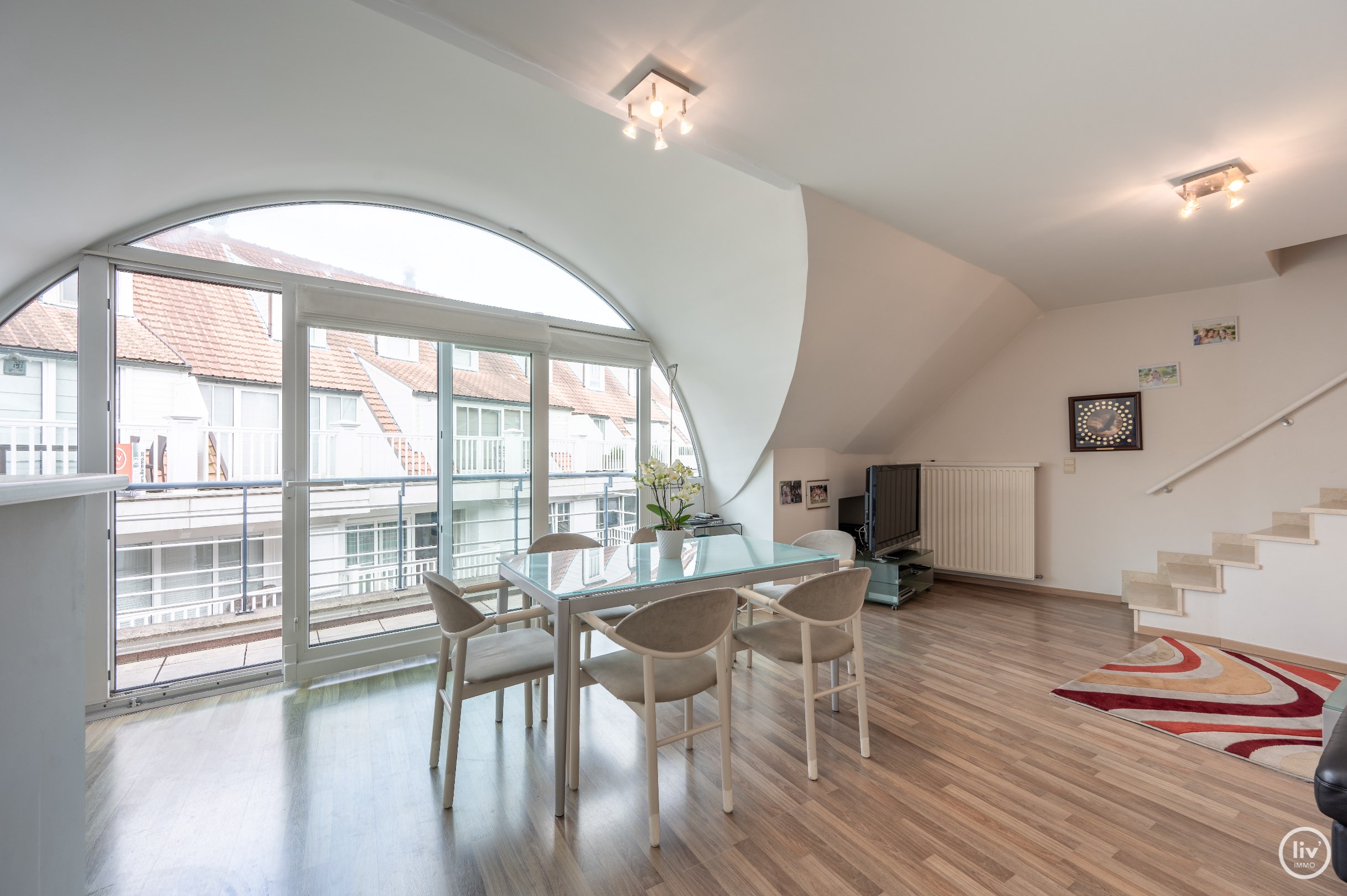 Lichtrijk duplex appartement met 2 slaapkamers gelegen in het centrum van Knokke. 