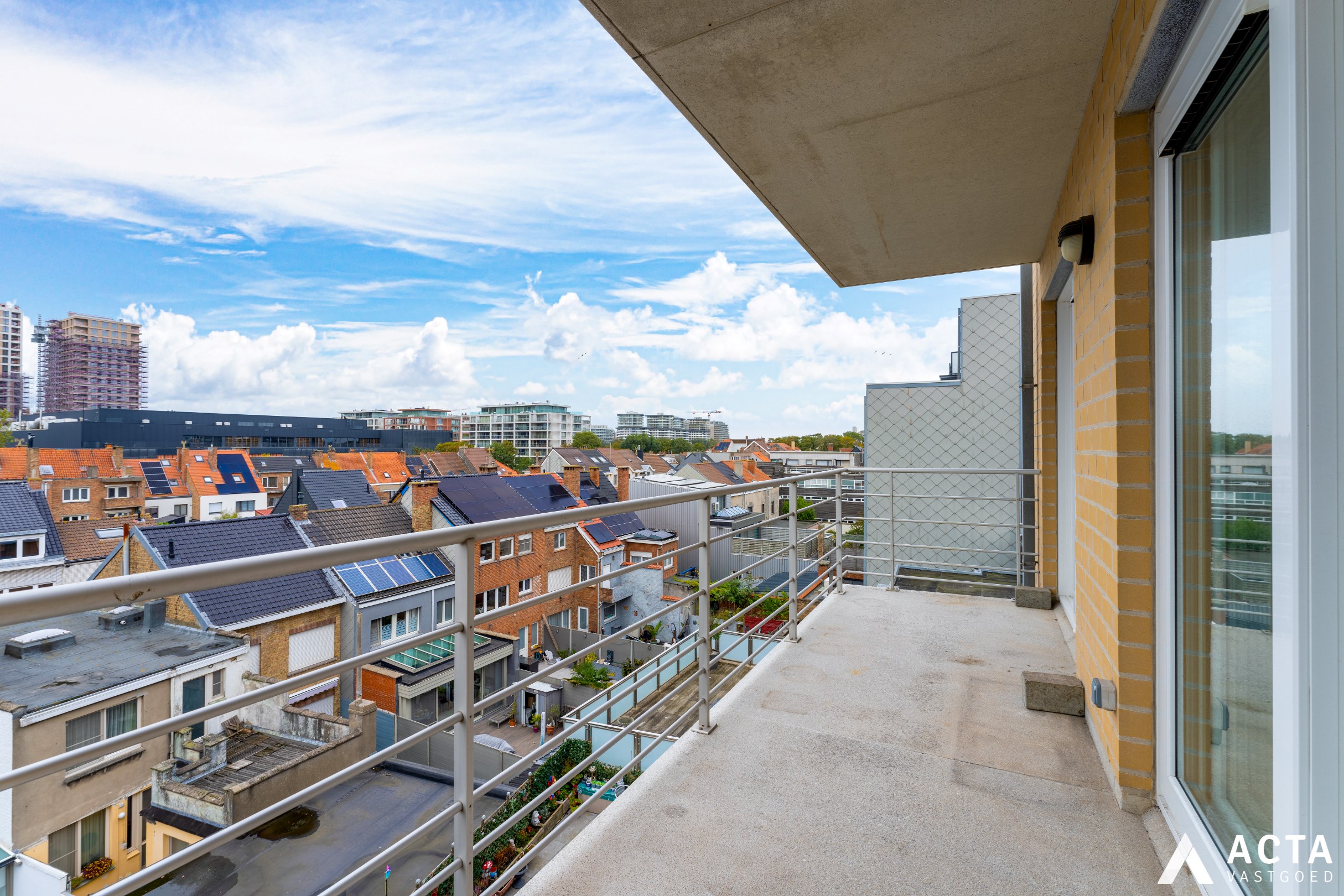 Instapklaar appartement met twee terrassen in hartje Mariakerke! 