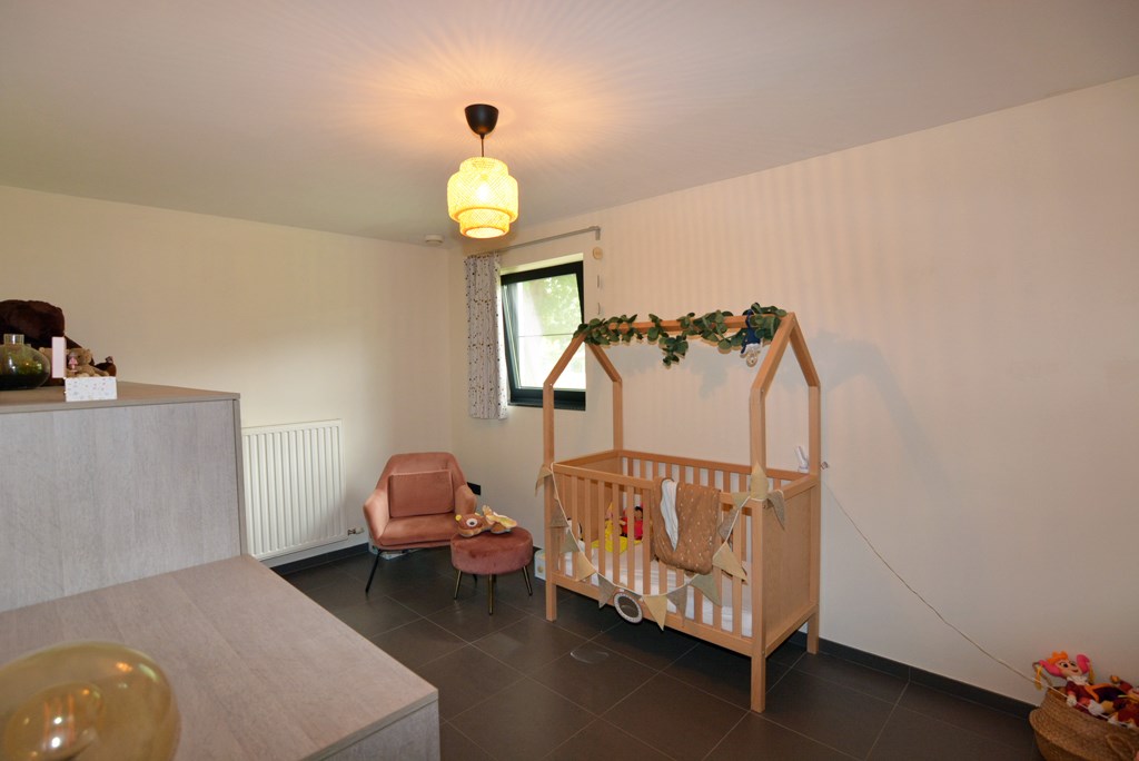 Moderne, energiezuinige woning met 4 slpks op 7a 7ca. 