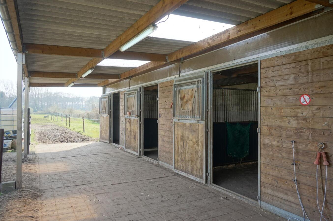 Landhuis met stalgebouw op ca. 1,8 Ha te Geel (antw) 