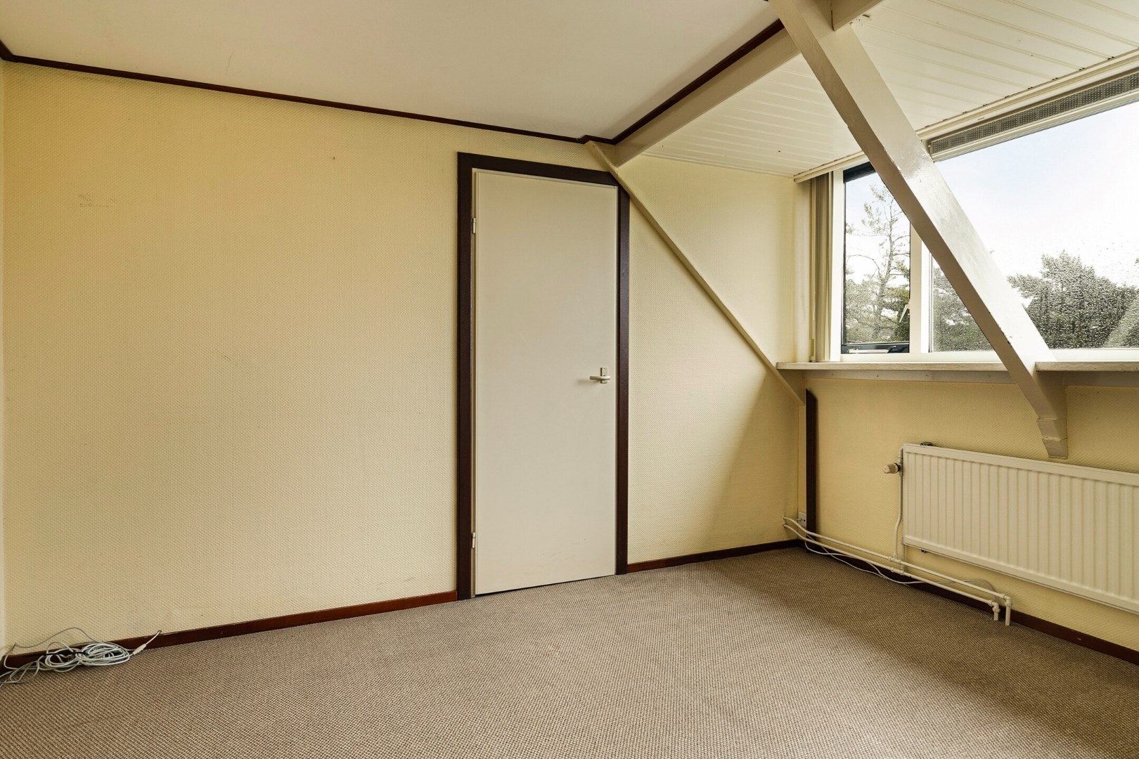 Handige starter of klusser opgelet! Karakteristieke 4-kamer woning met 2 ruime slaapkamers, ruime badkamer en diepe tuin op eigen grond gelegen! 