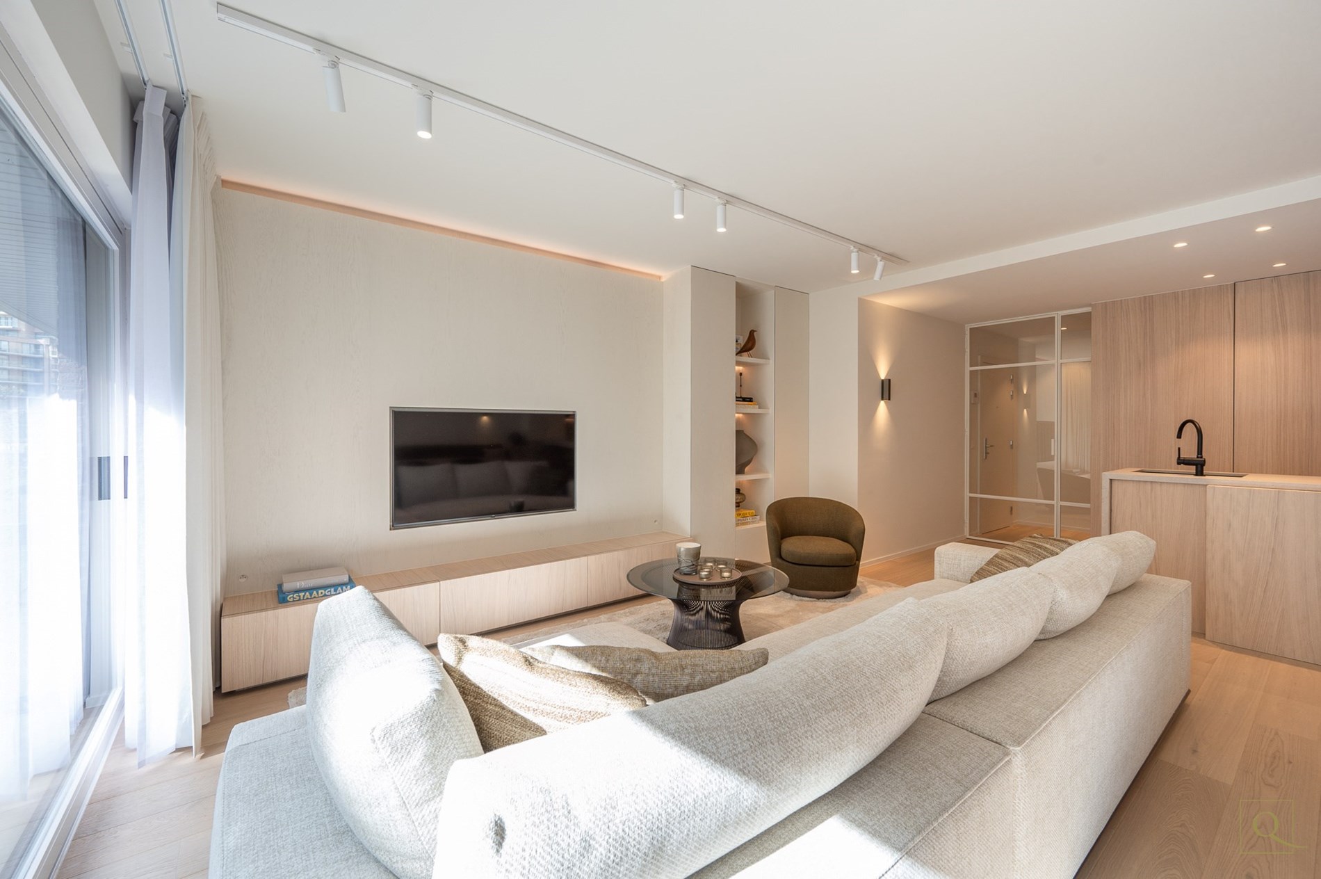 Prachtige gerenoveerd 3-kamer appartement centraal gelegen te Van Bunnenlaan met ruim terras. 