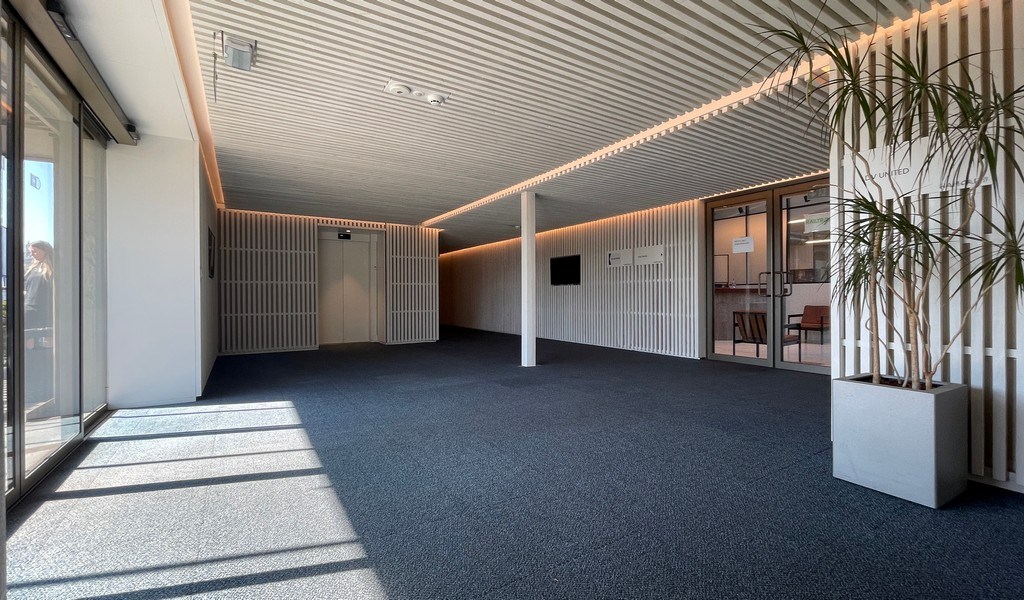 Gerenoveerde loftkantoren in Hangar 26 in Antwerpen