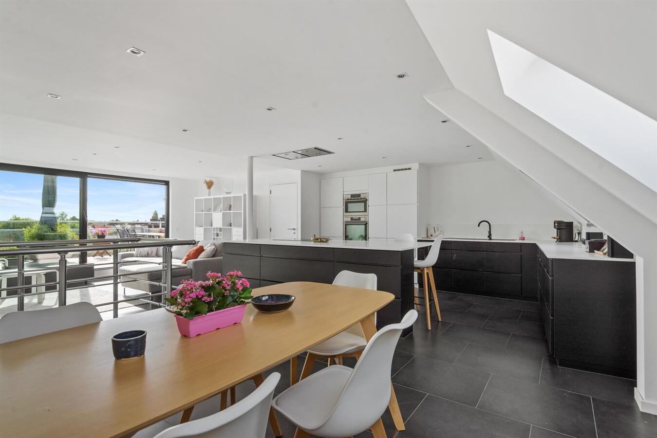Gerenoveerd duplex appartement met ruim terras! 