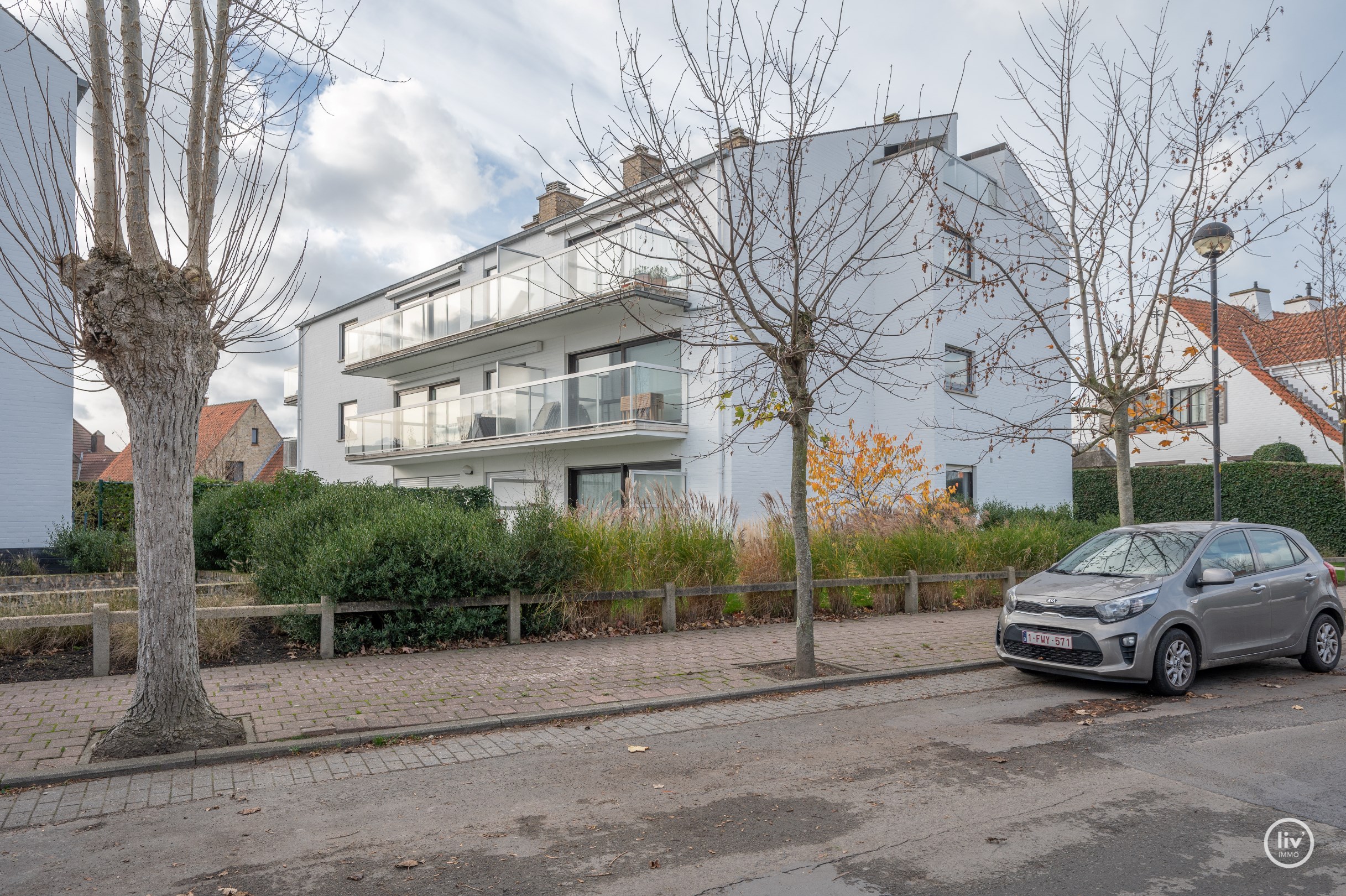 Appartement de plain-pied r&#233;nov&#233; et confortable avec un beau jardin, situ&#233; au centre de l&#39;avenue du Centenaire &#224; Knokke. 