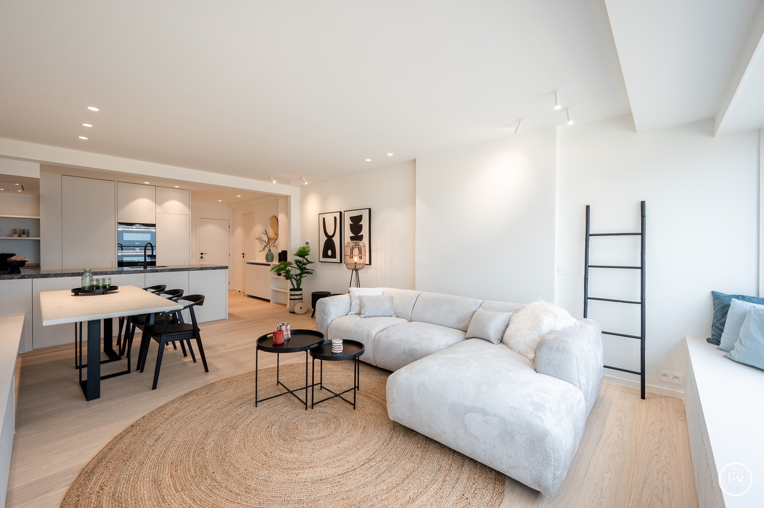 Prachtig gerenoveerd appartement met frontaal zeezicht gelegen op de Zeedijk-Albertstrand te Knokke. 