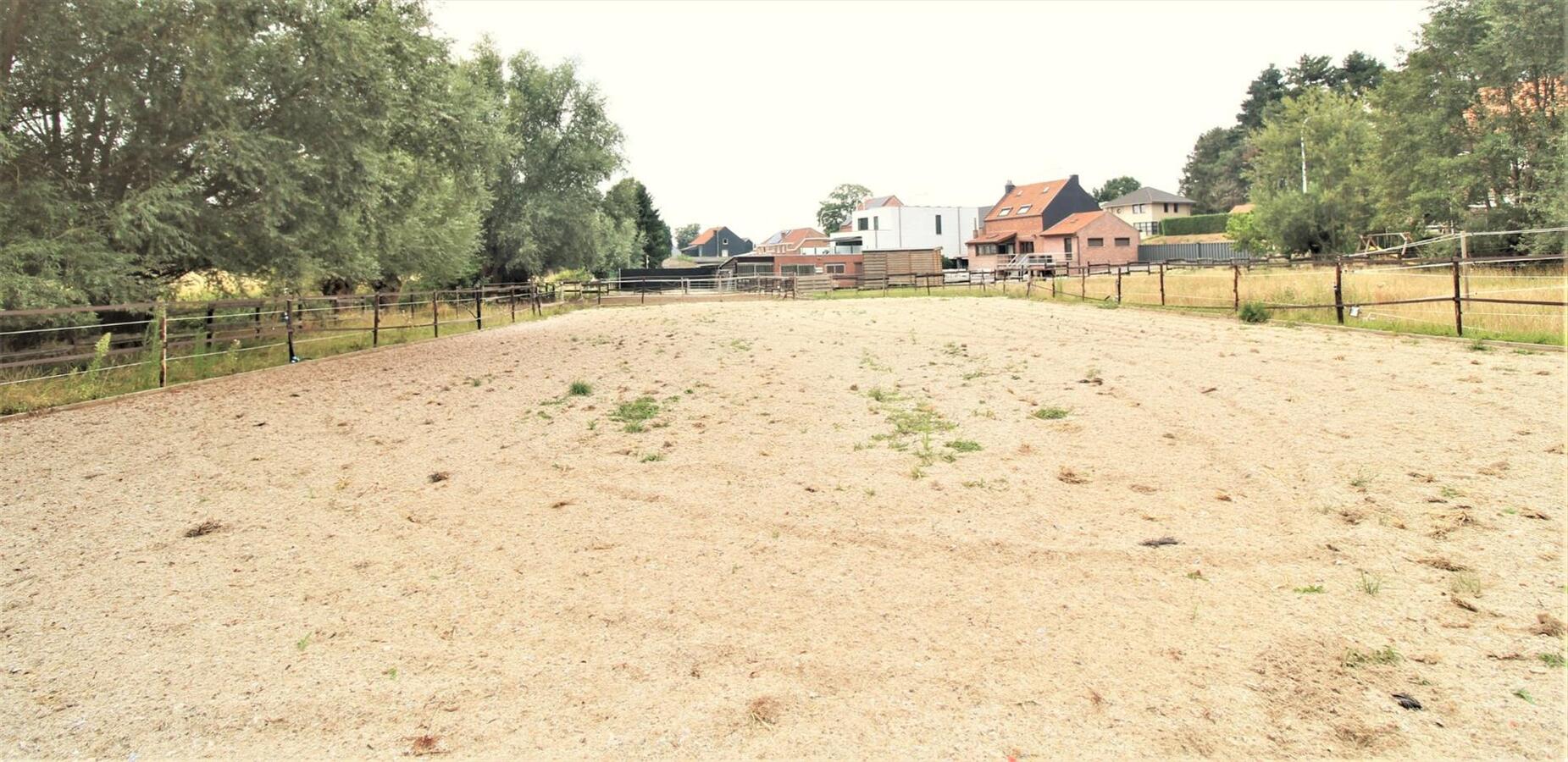 IN OPTIE - Gerenoveerde woning met stalgebouw, grote schuur en buitenpiste op ca. 43a te Boutersem (Vlaams-Brabant) 