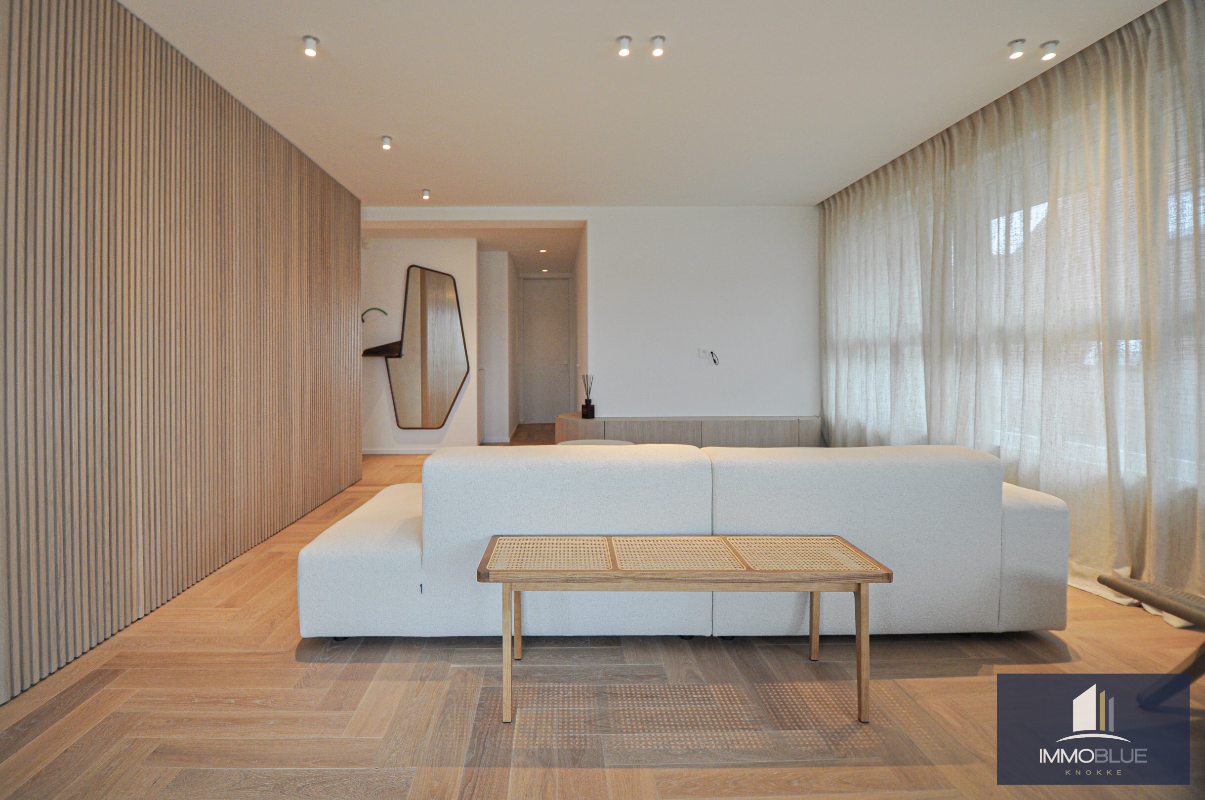 Lichtrijk volledig gerenoveerd appartement met een prachtig open zicht gelegen in een standingvolle villaresidentie. 