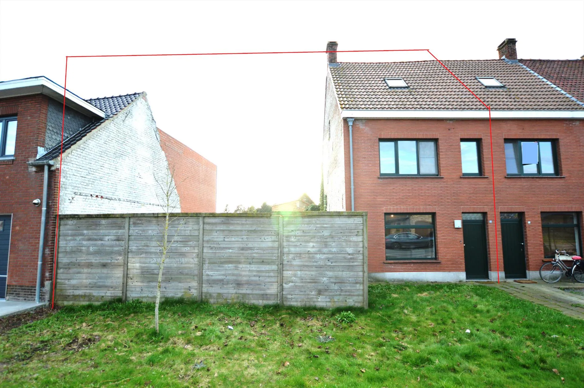 Halfopen bebouwing met zongerichte tuin nabij centrum van Torhout