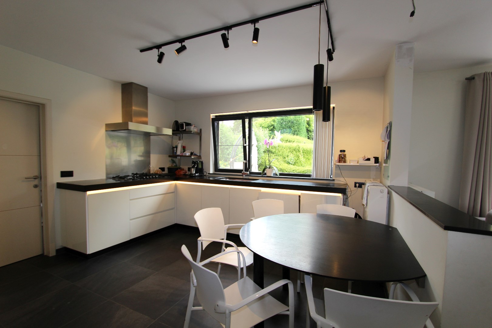 RECENTE WONING MET 5 SLAAPKAMERS EN GROTE TUIN 
