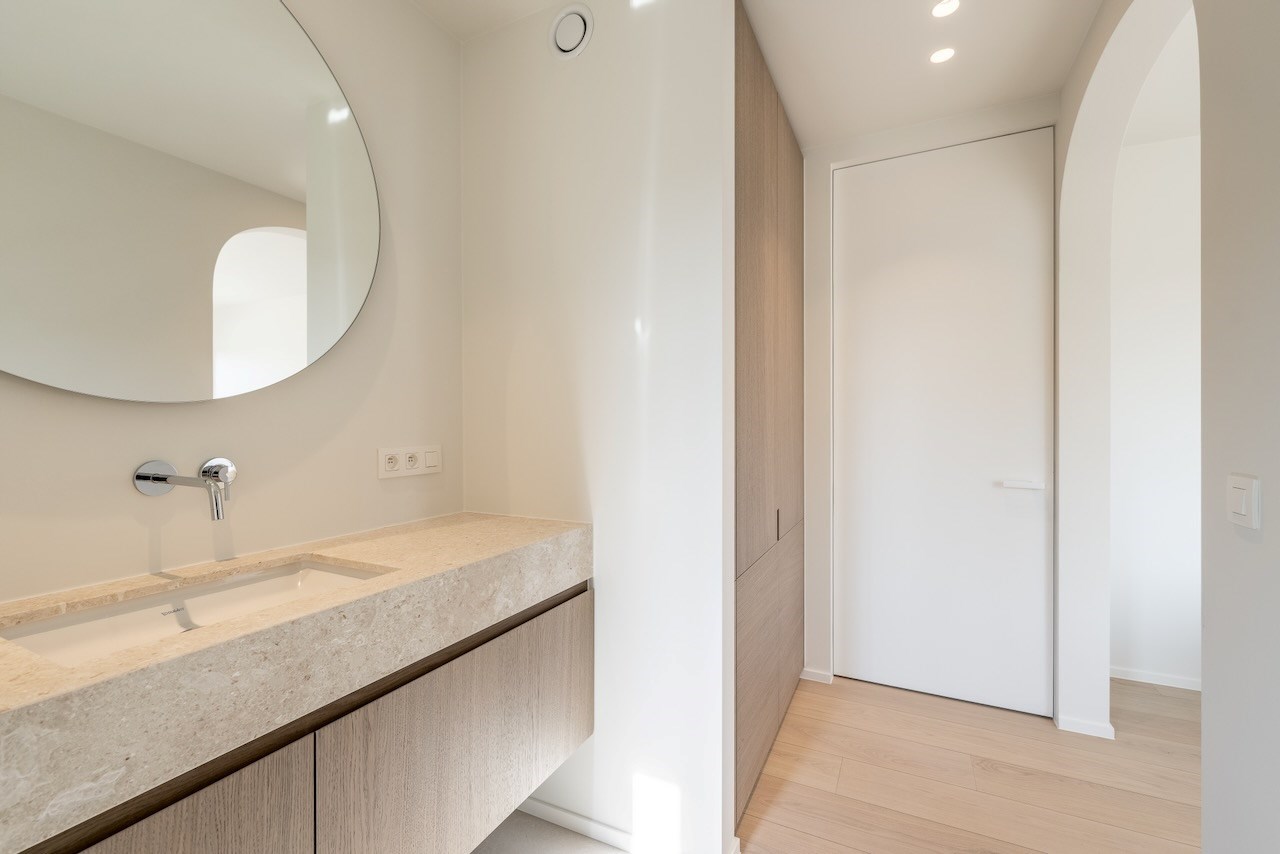 Prachtig gerenoveerde alleenstaande woning met oprit gelegen in een rustige wijk in Knokke nabij de Magere Schorre. 