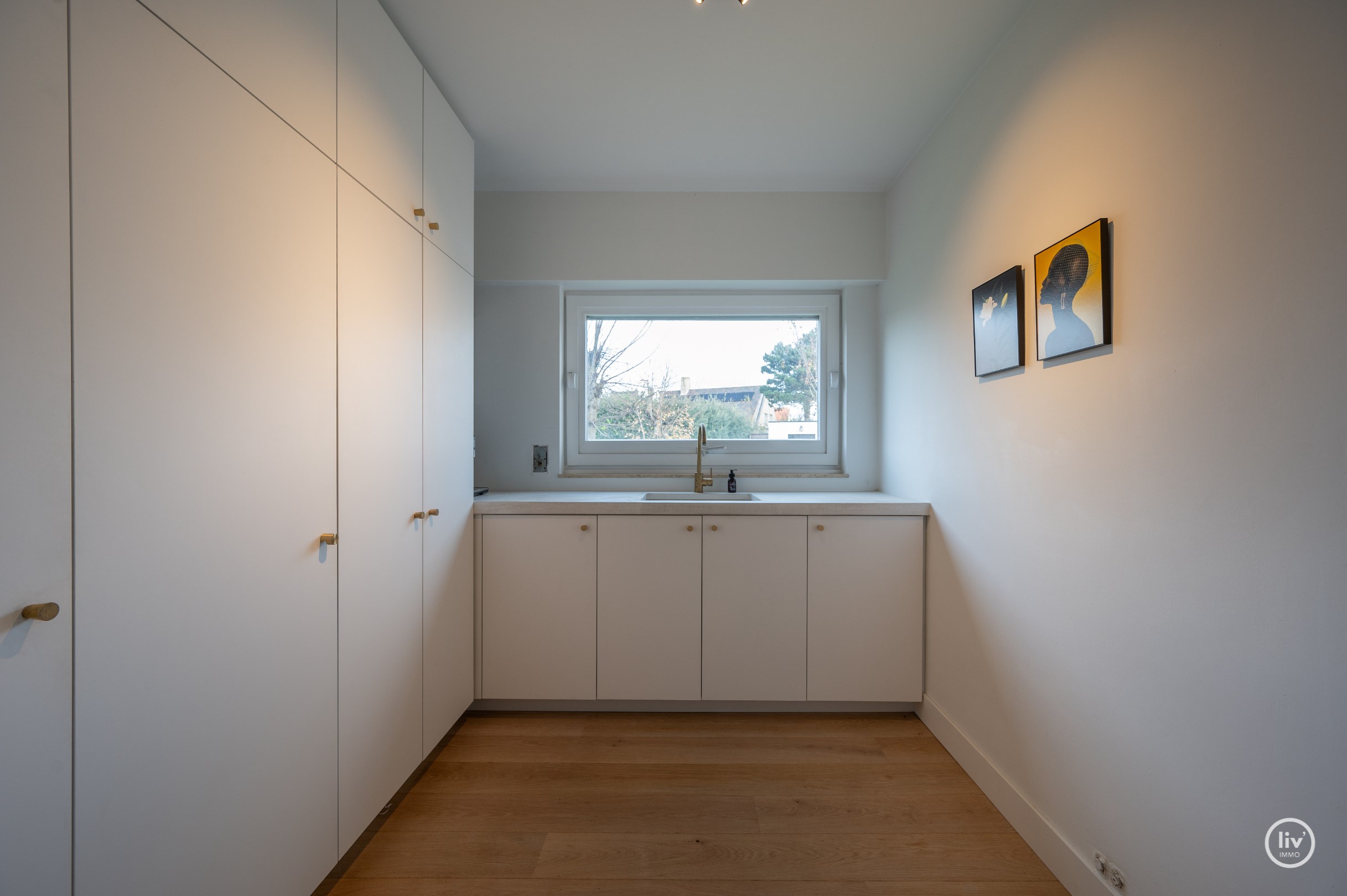 Appartement de plain-pied r&#233;nov&#233; et confortable avec un beau jardin, situ&#233; au centre de l&#39;avenue du Centenaire &#224; Knokke. 