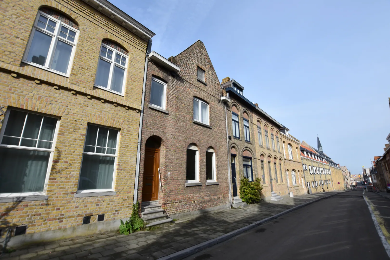 Statige rijwoning te Nieuwpoort op 210 m² met typische Vlaamse renaissance gevel vlakbij de grote markt.