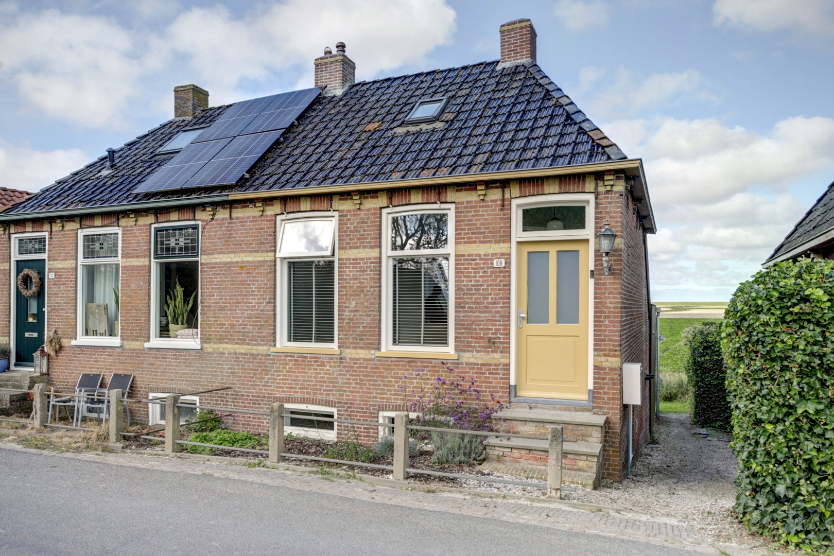 Landelijk wonen in een moderne, instapklare woning met uitzicht op de Friese Waddenzeedijk 