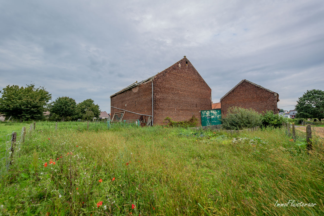 Te renoveren historische vierkantshoeve met woning, stallen, schuur en grond op ca. 30a te Tienen (Hakendover; Vlaams-Brabant) 