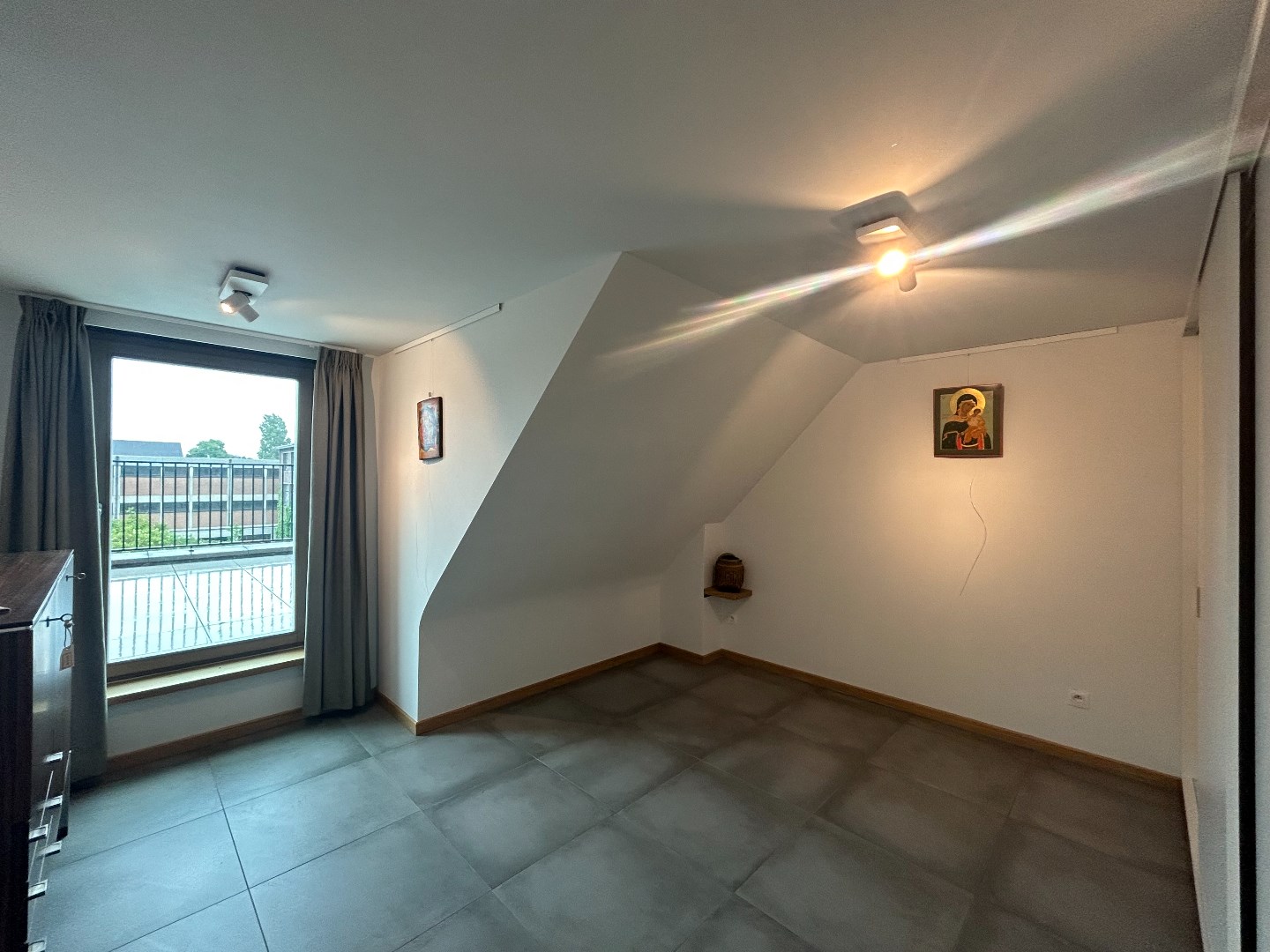 Bemeubeld dakappartement met 1-2 slpk. en uitzonderlijk terras in Geel-centrum 