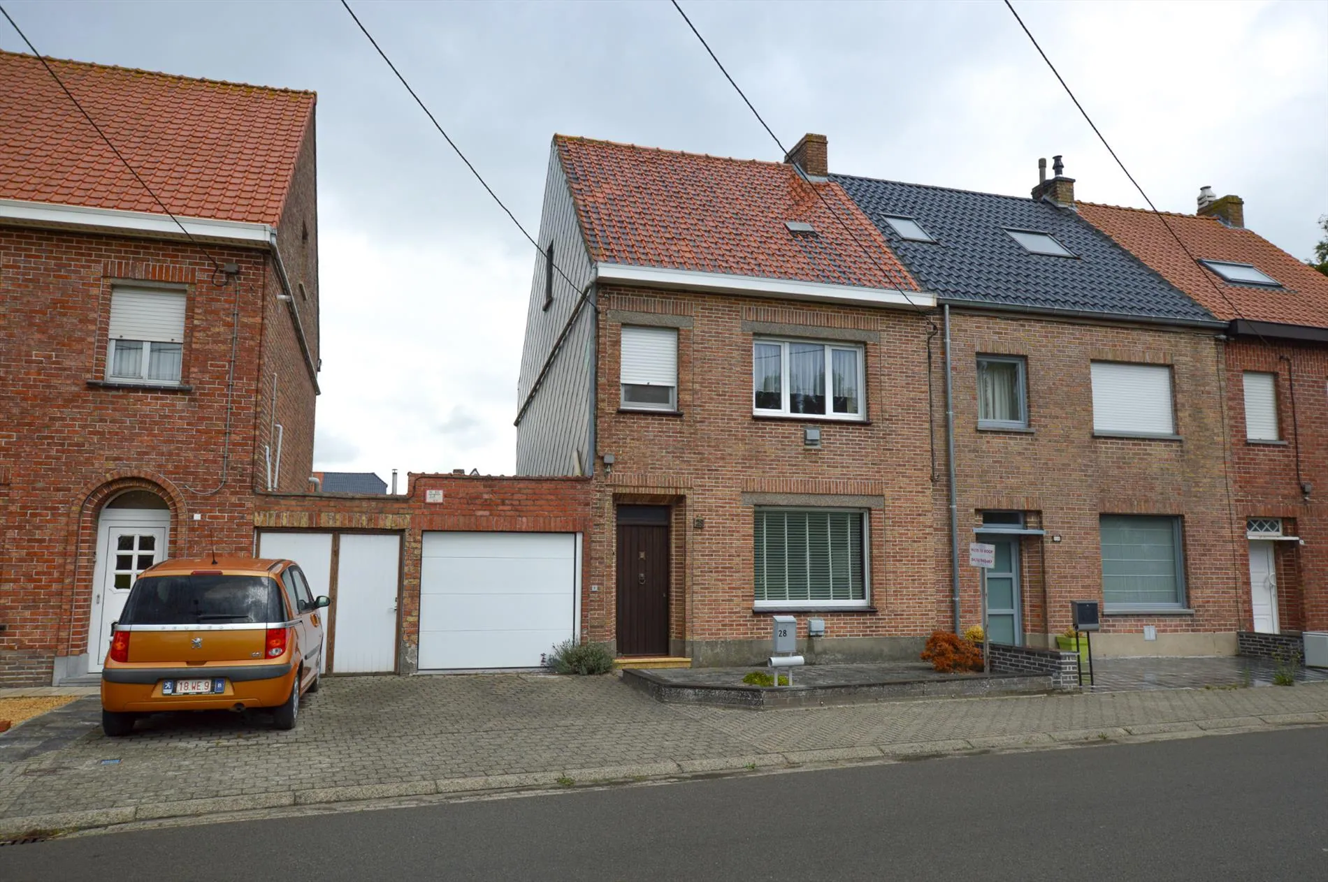 Woning met garage en diepe tuin te Oudenburg