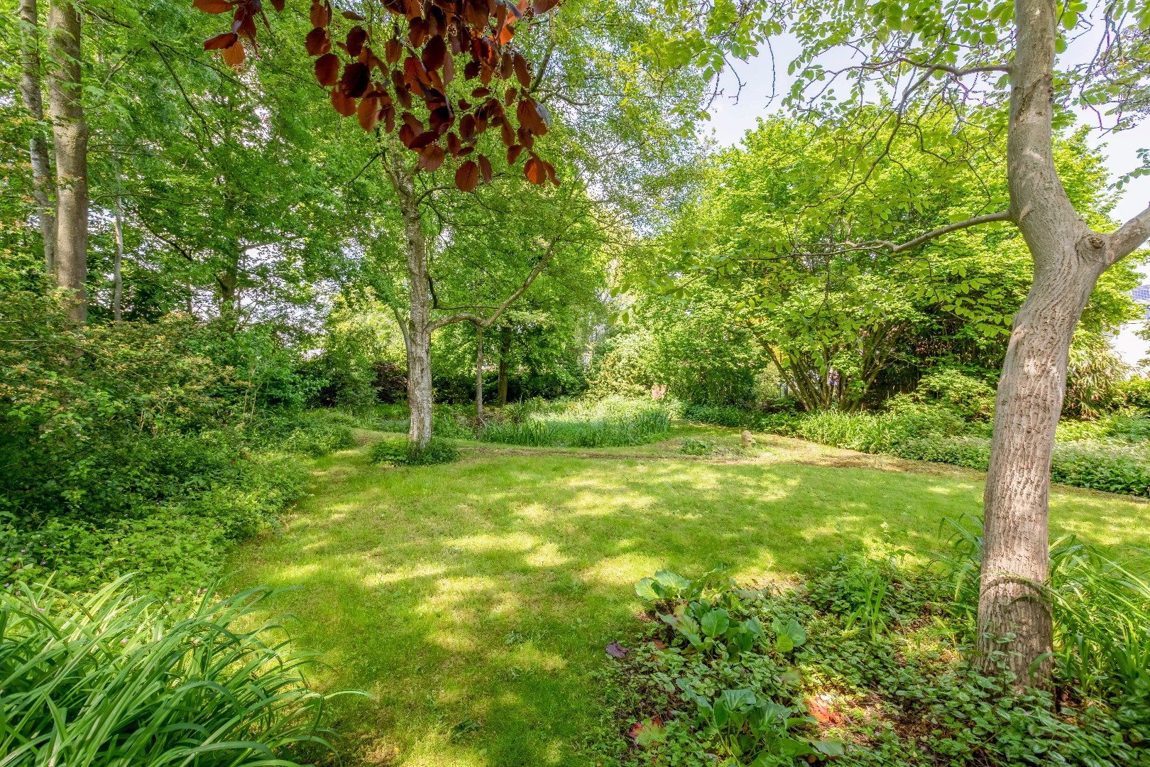 VERKOCHT Unieke kunstenaarswoning met kleine parktuin te Drongen 