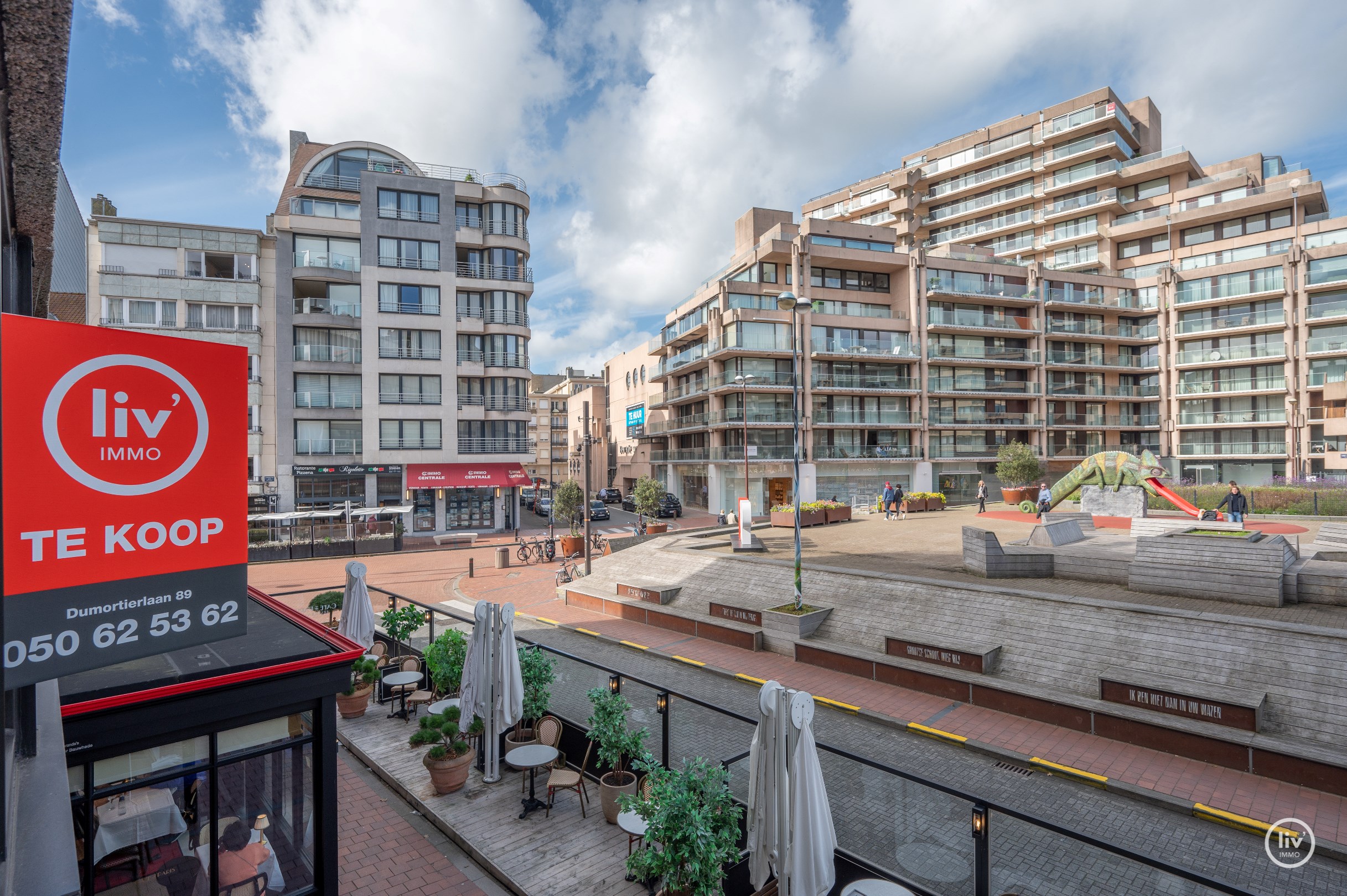 Aangenaam 2 slaapkamerappartement met frontaal ZEEzicht gelegen op het vanbunnenplein te Knokke. 