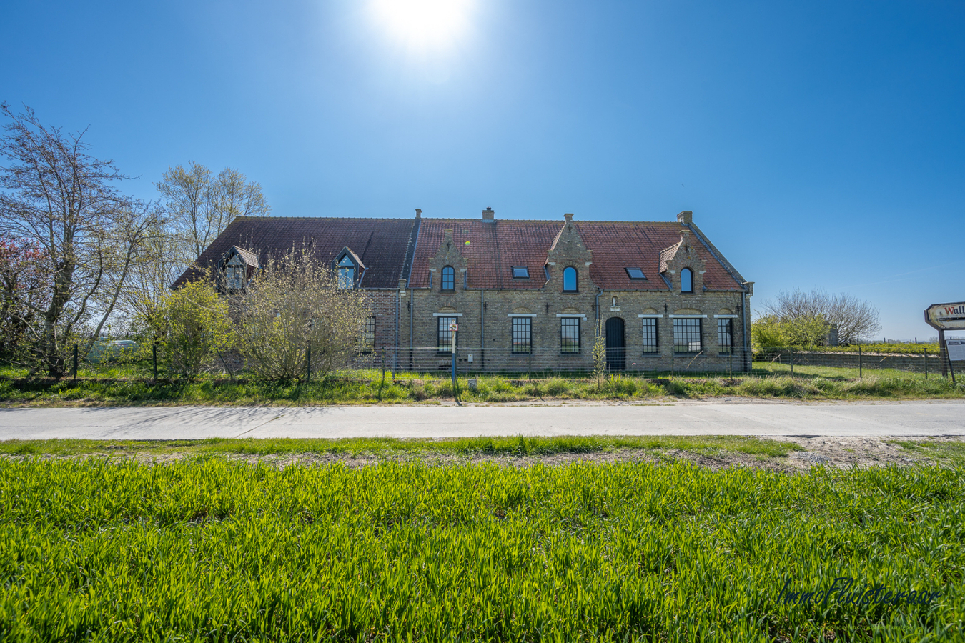 Karakteristieke hoeve met ruime bijgebouwen met tal van mogelijkheden gelegen te Lo-Reninge op 3,5ha. 