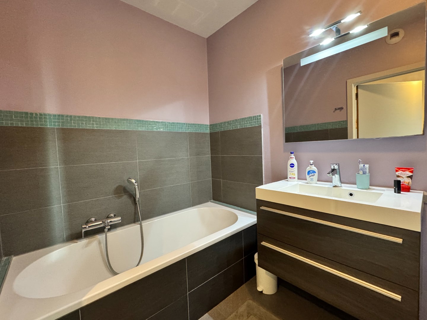 Ruim appartement met ondergrondse garage te koop in hartje Zulte 