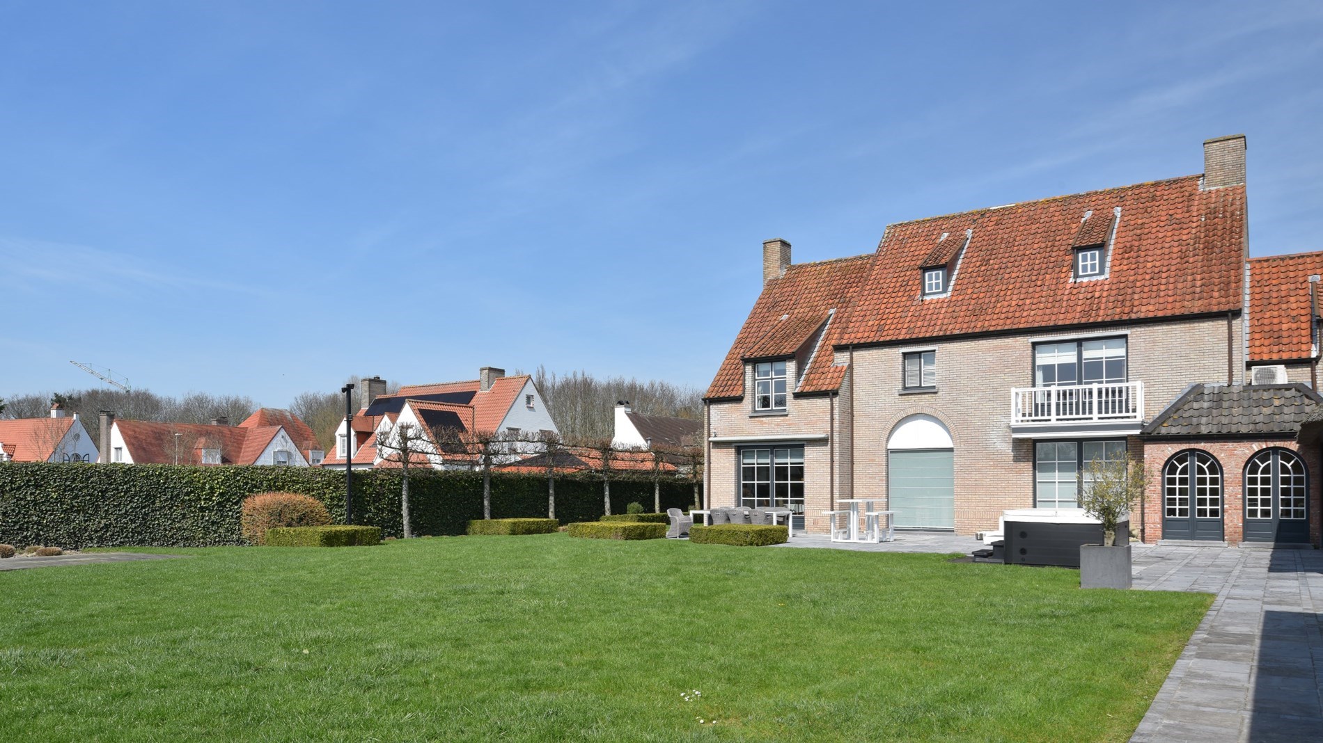 Overname van aandelen: indrukwekkende villa gelegen op een uitzonderlijke grond in een rustige residentiele buurt. 