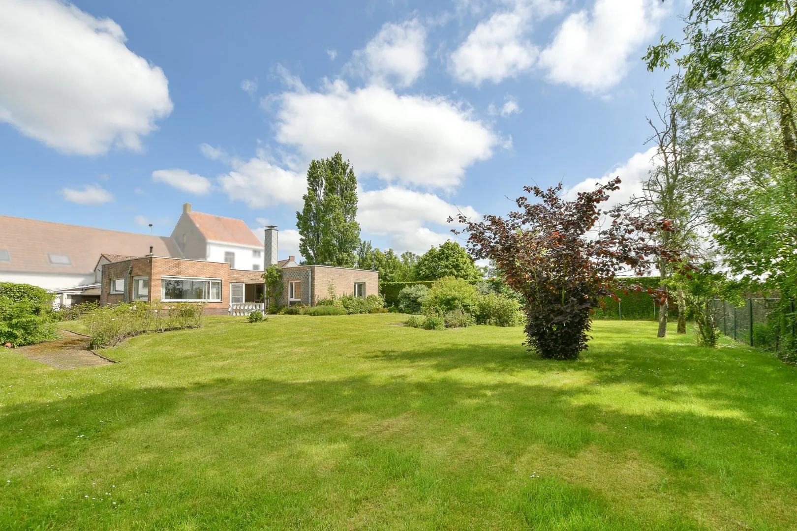 Ruime bungalow op 1.427 m² aan kanaal Plassendale - Nieuwpoort met prachtige tuin! 