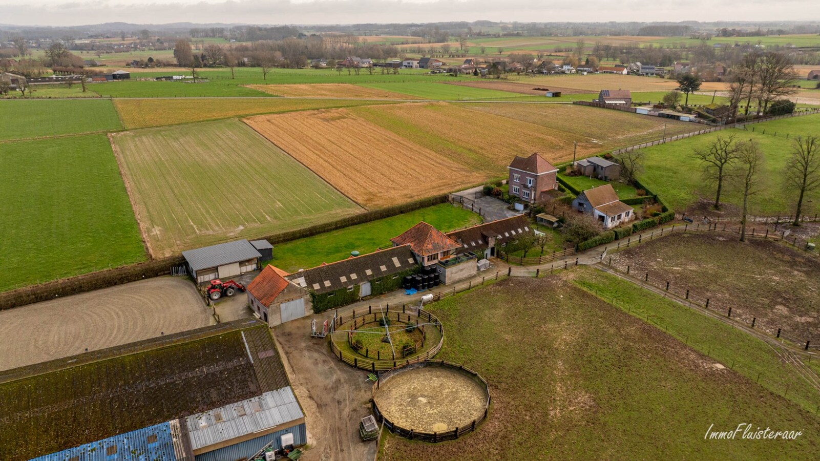 Prachtig paardencomplex met bedrijfswoning, ca. 33 stallen en binnenpiste op meer dan 5,6ha te Bever (Vlaams-Brabant) 