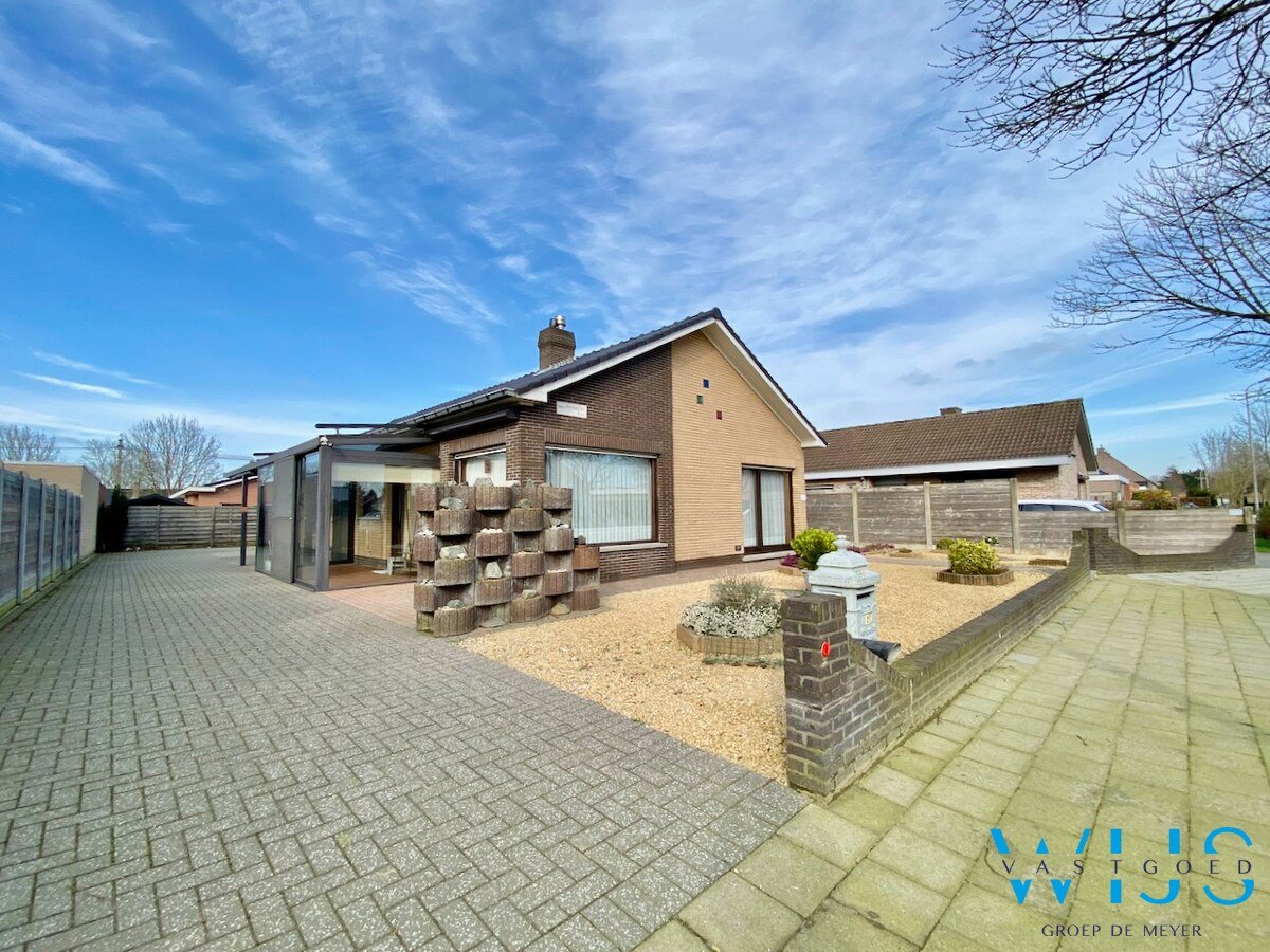 Ruime bungalow op een ideale locatie te Ertvelde ! 
