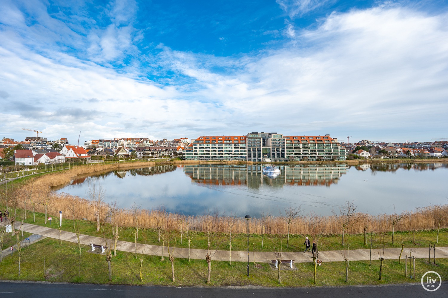 Prachtig gerenoveerd appartement op een topligging met frontaal meerzicht aan het zegemeer te Knokke. 