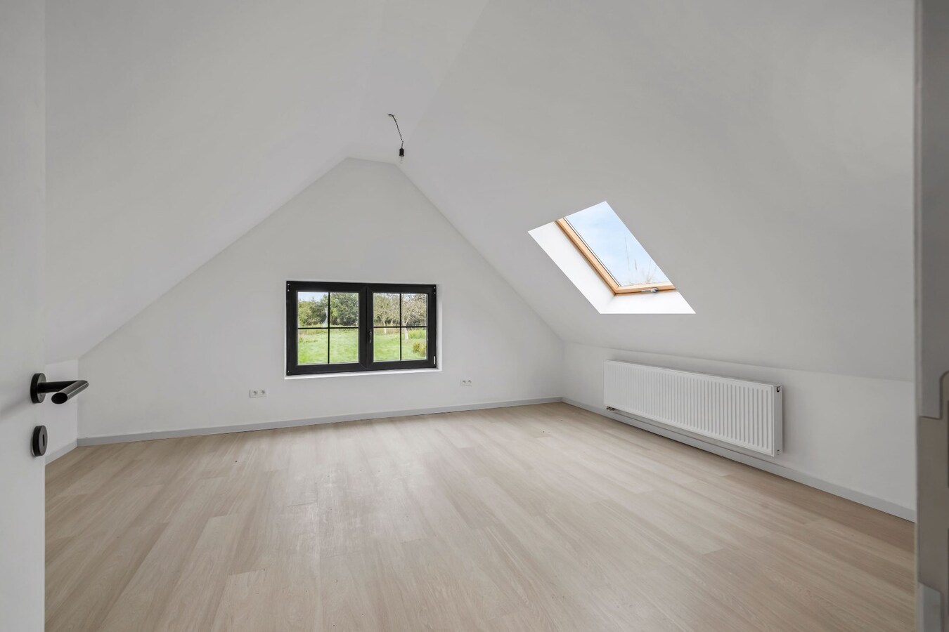 Luxueus gerenoveerde (2025) woning bijgebouw &amp; ruime tuin in Zwijndrecht 