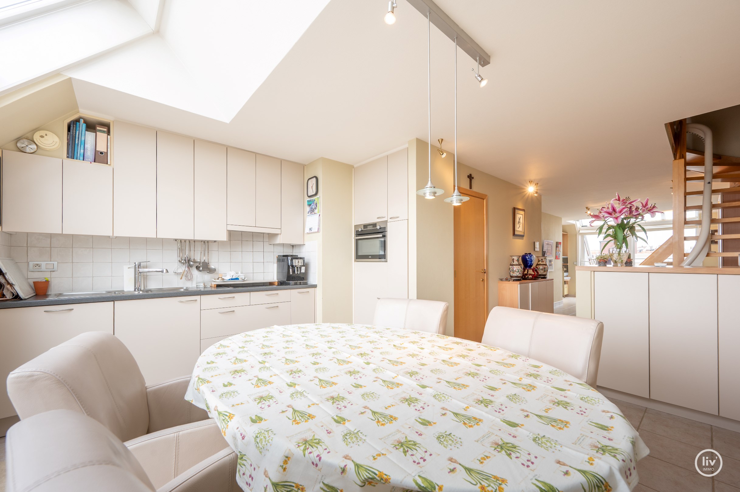 Instapklaar duplexappartement met 2 slaapkamers en grote terrassen (Zijdelings Zeezicht) gelegen op de Lippenslaan. 