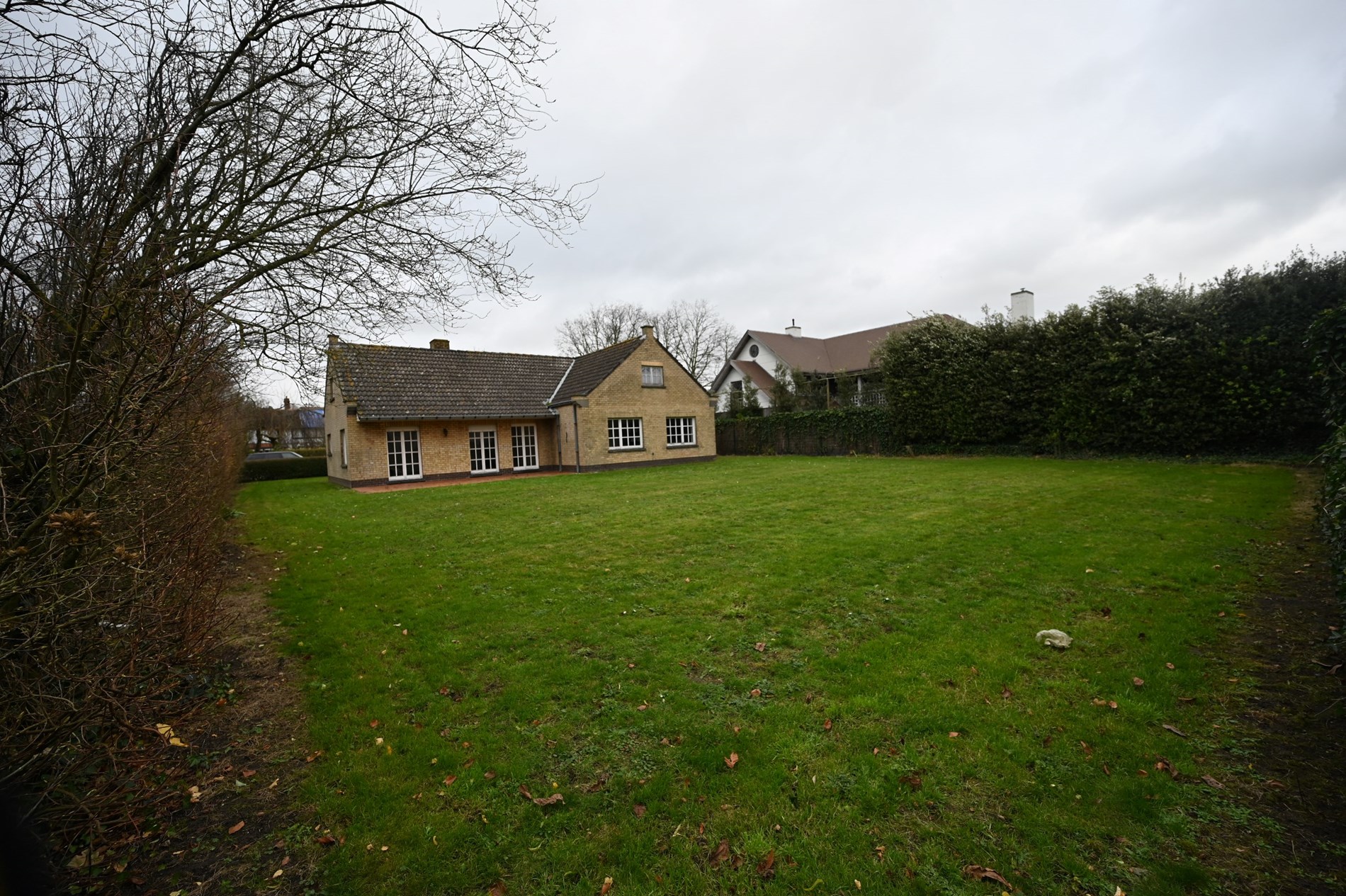 Villa paisiblement situ&#233;e sur un magnifique terrain de 937 m&#178; dans un quartier r&#233;sidentiel proche des routes d&#39;acc&#232;s et &#224; quelques minutes en voiture du centre de Knokke et du Zoute. 