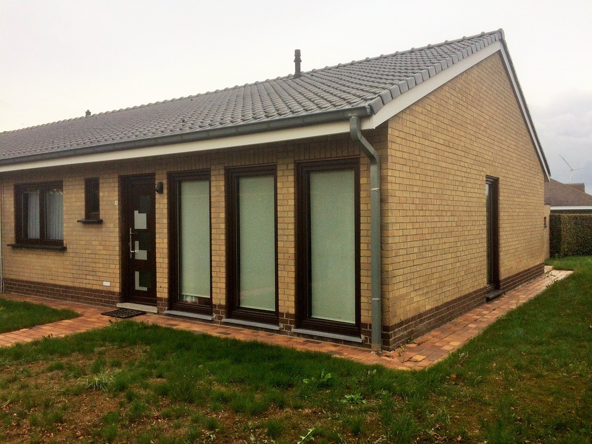 Rustig gelegen gelijkvloerse halfopen woning met 2 slpk&#39;s + dubbele garage 