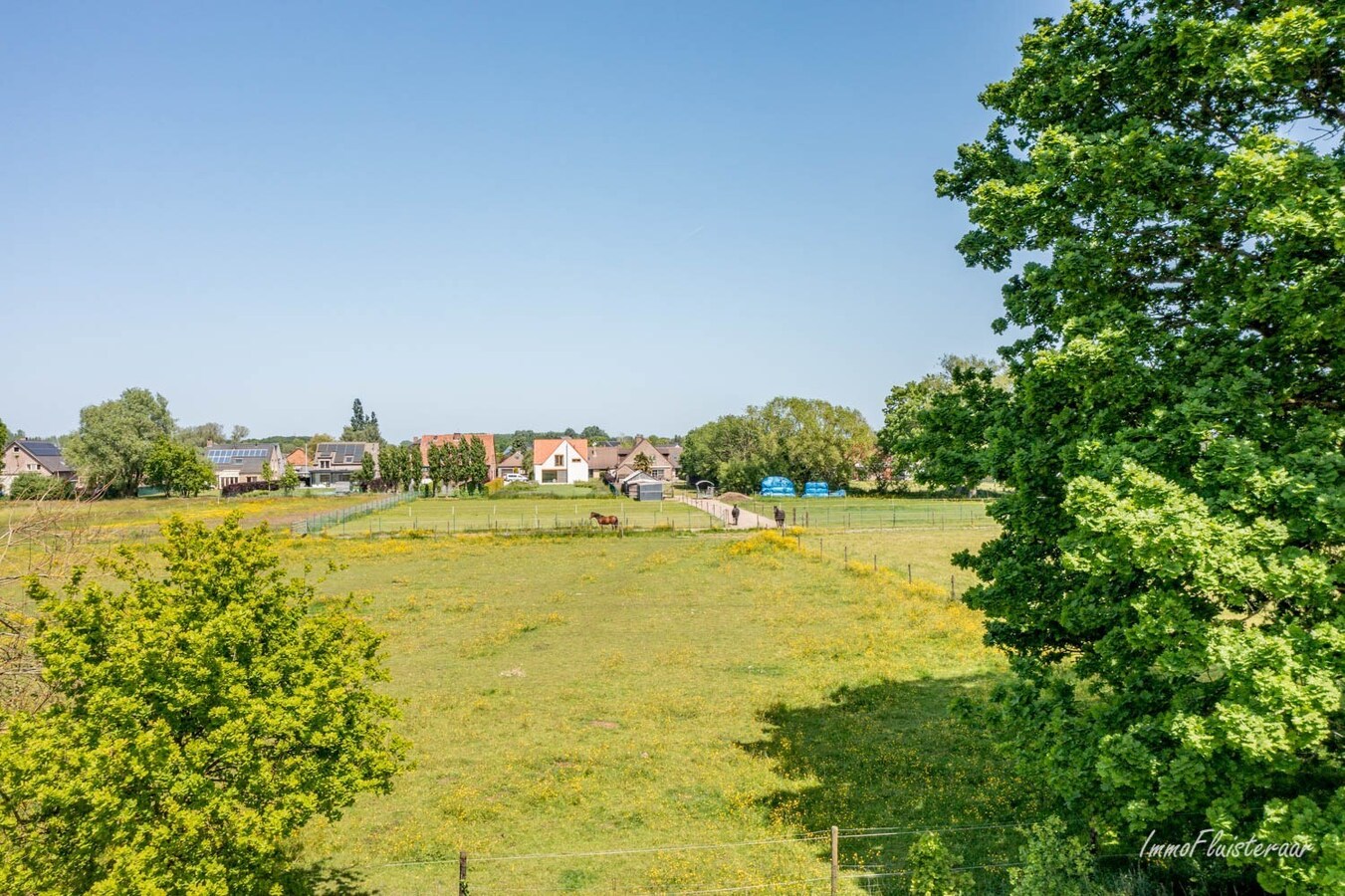 Aantrekkelijke villa met achterliggend weiland op ca. 66a te Zemst (Vlaams-Brabant) 