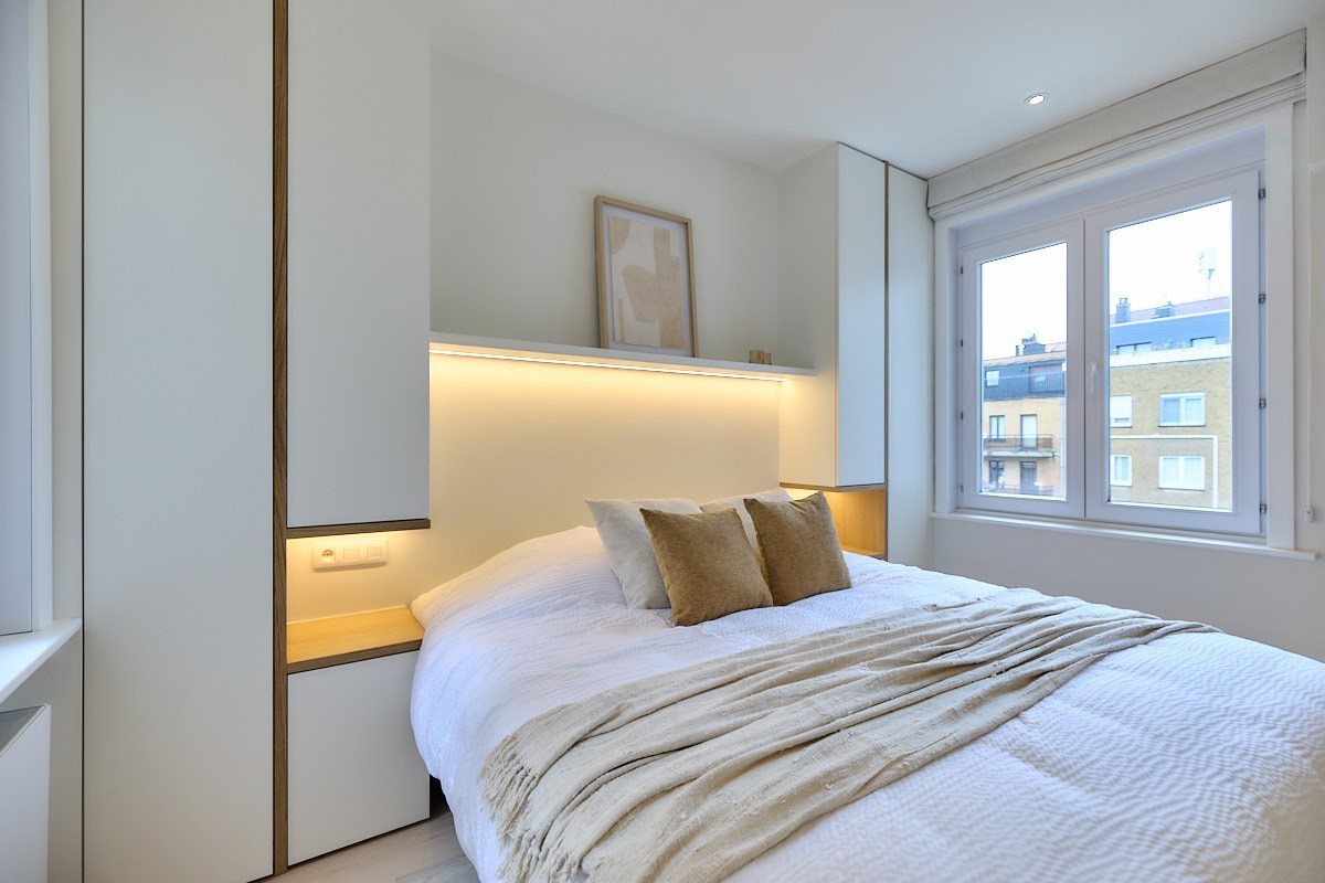 Volledig gerenoveerd appartement met 4 slaapkamers centraal gelegen in centrum van Knokke nabij de Dumortierlaan met zijdelings zeezicht. 