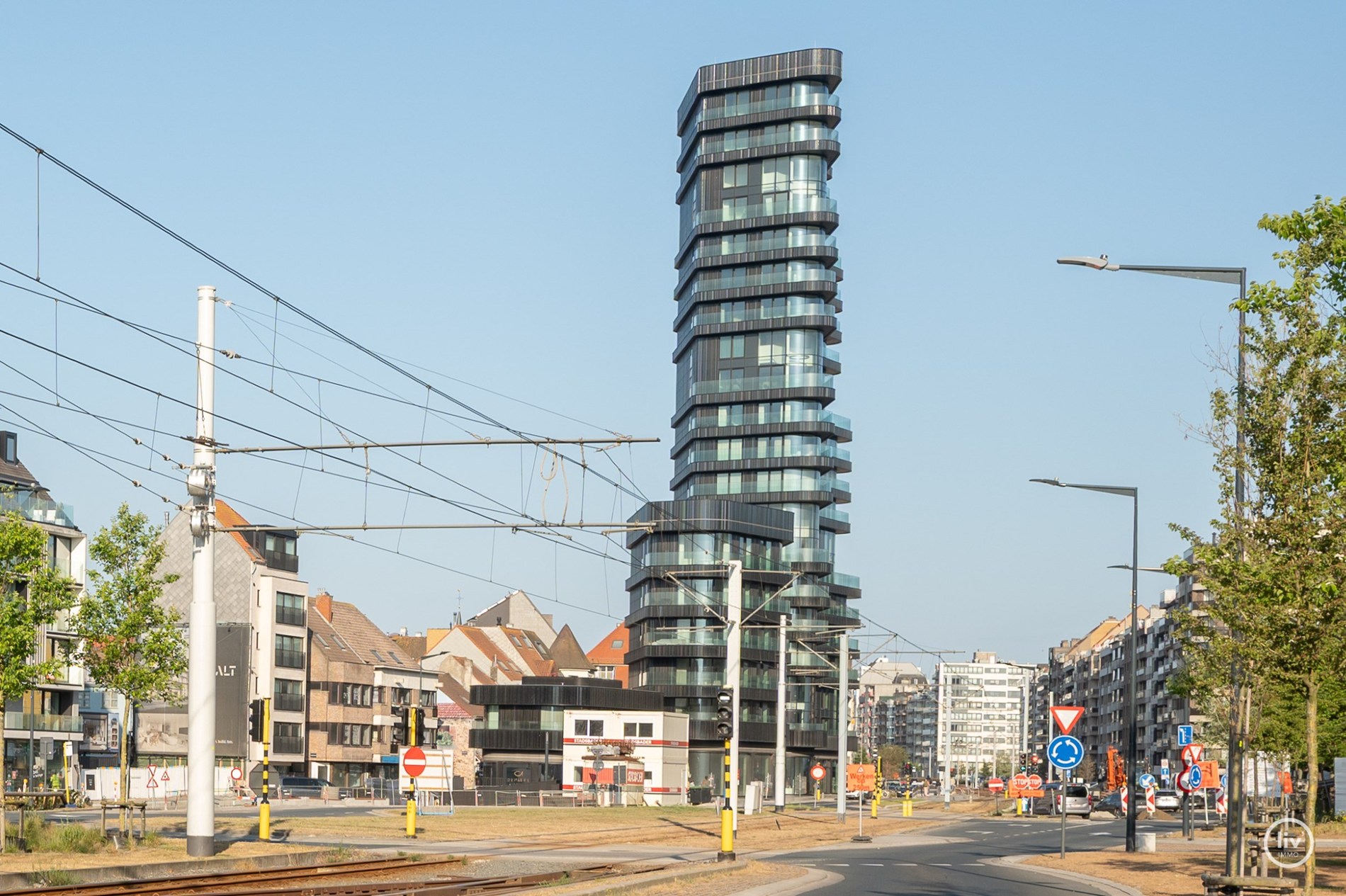 Appartement en duplex &#224; vendre dans le prestigieux et nouveau projet architectural Tour des H&#233;ros, situ&#233; sur la place des H&#233;ros &#224; Heist, avec une vue frontale sur la digue et la mer, &#224; proximit&#233; de no 