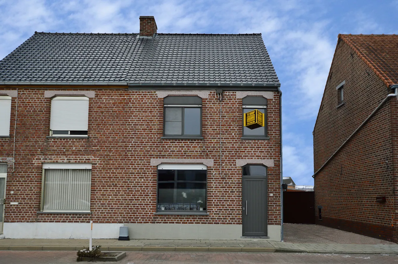 Goed onderhouden woning op centrale ligging te Zedelgem.