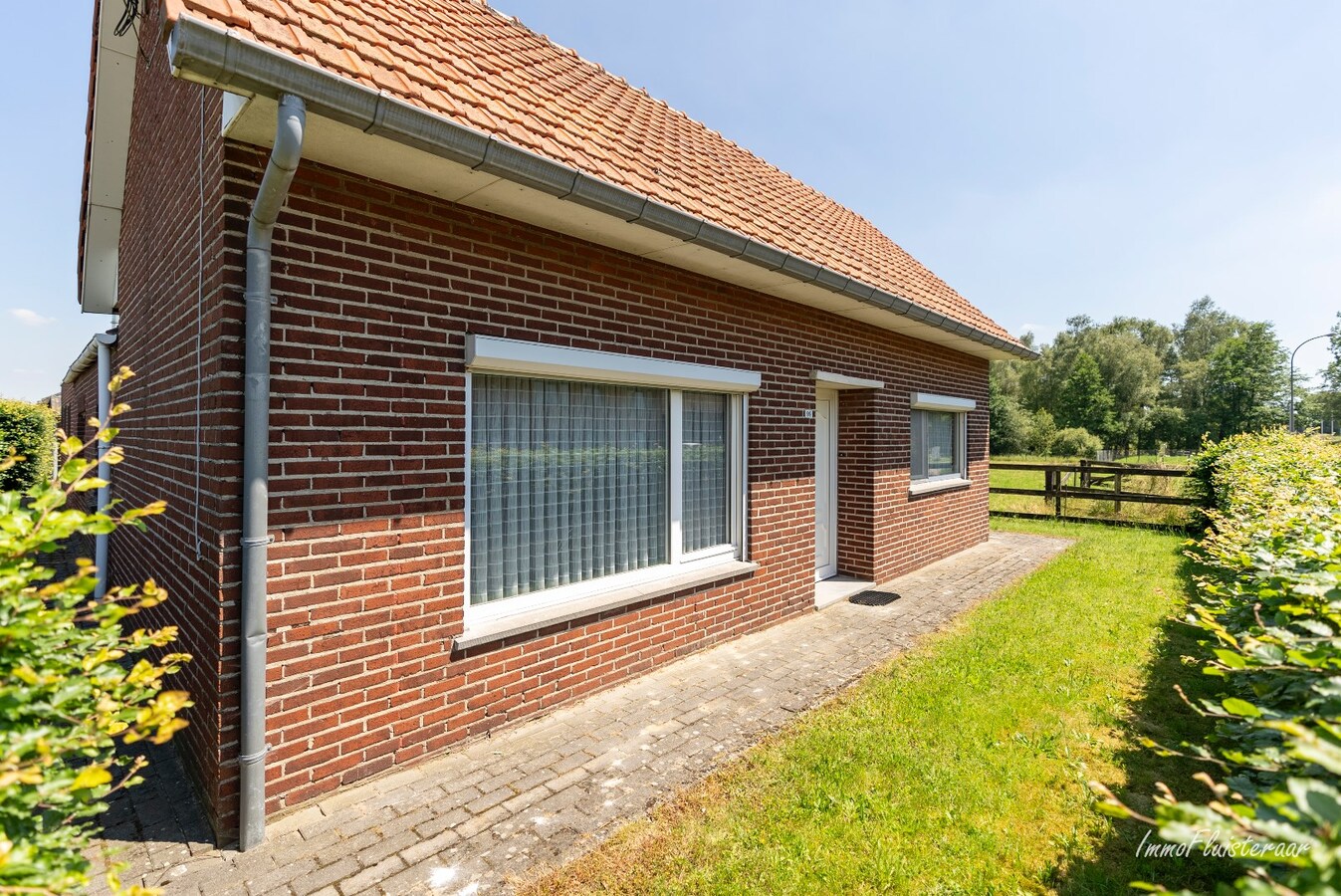 Charmante woning met paardenstallen op ca. 80 are te Peer 