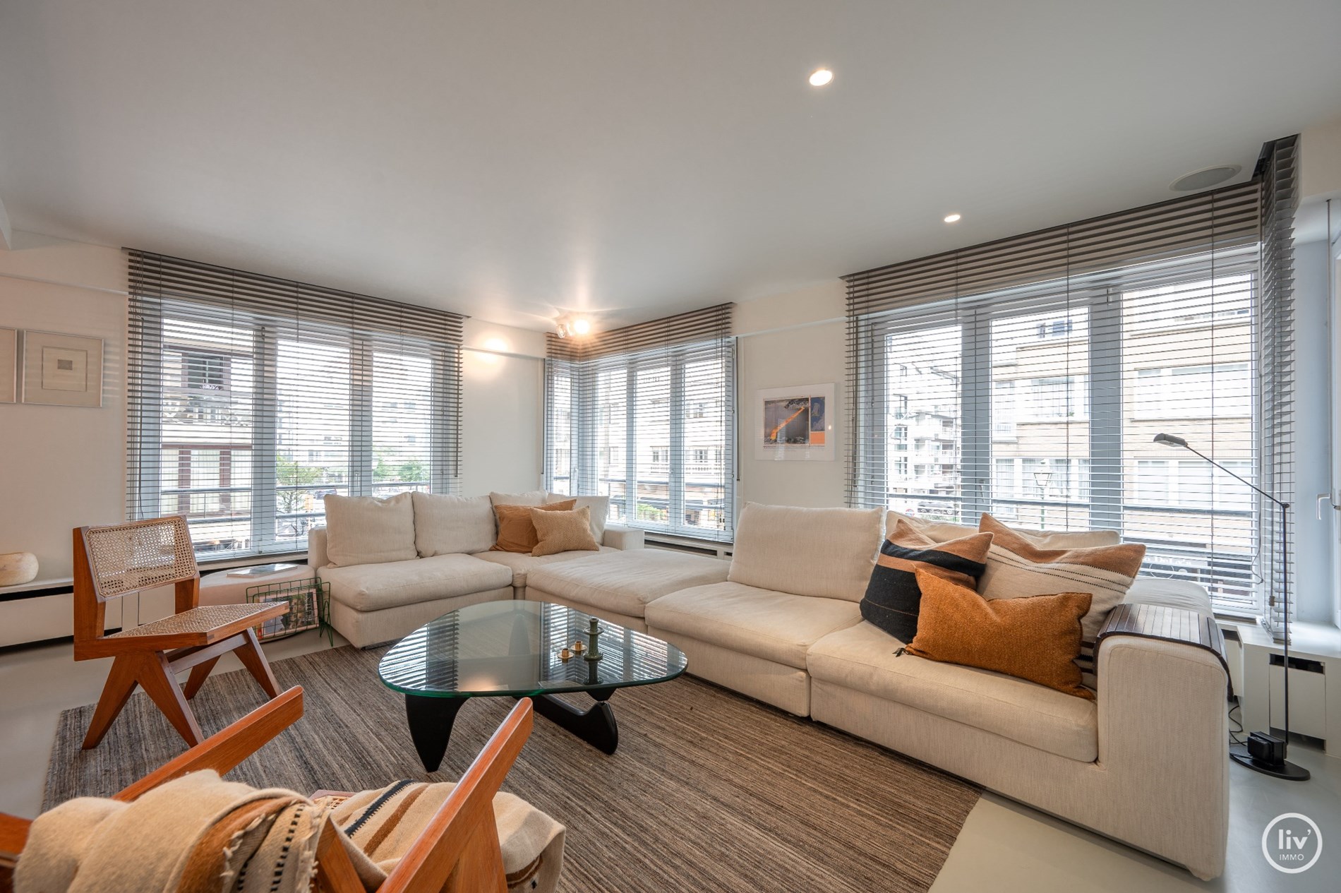 Superbe appartement d&#39;angle avec un spacieux salon magnifiquement situ&#233; sur l&#39;avenue Dumortier &#224; Knokke. 