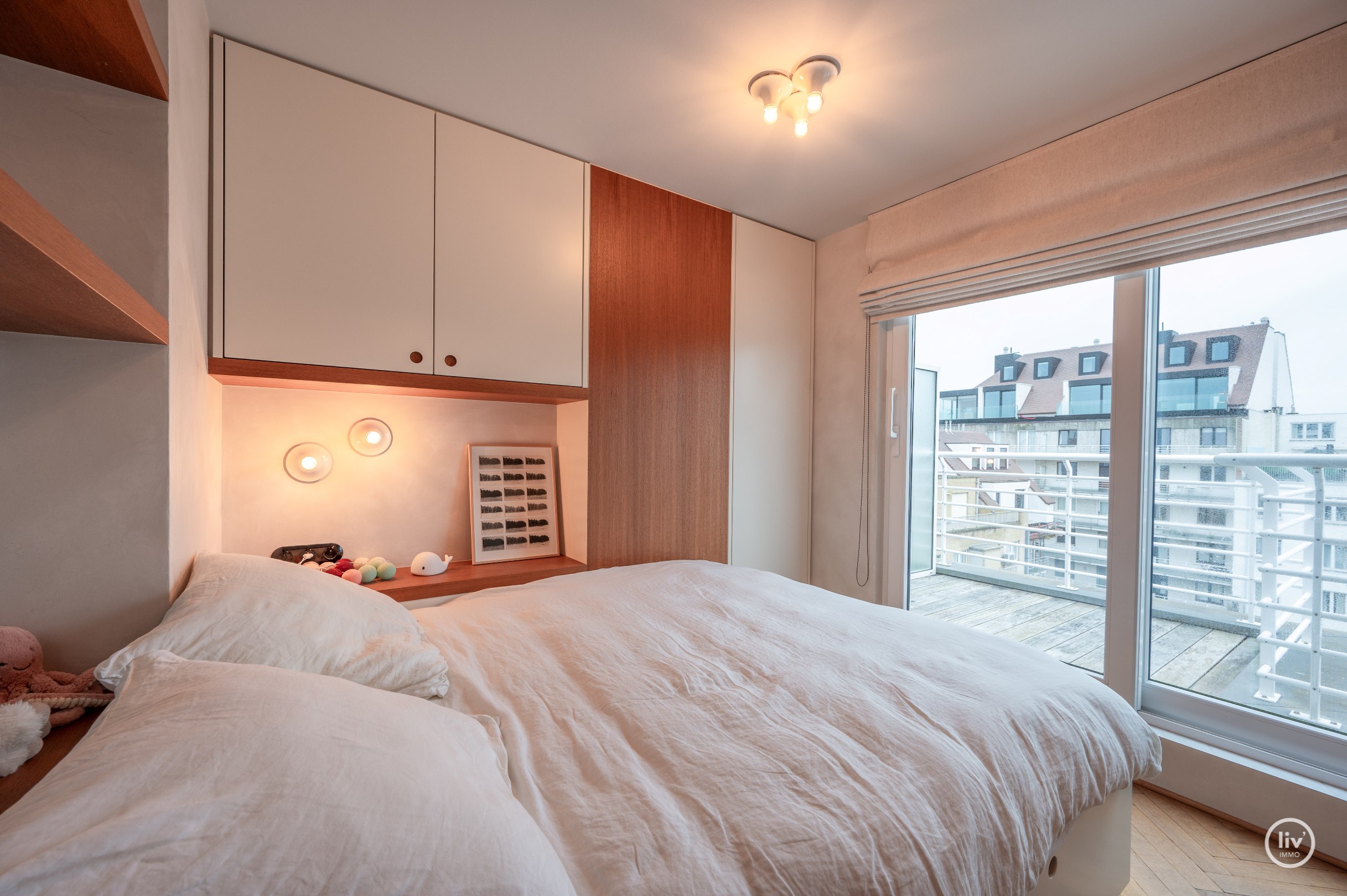 Appartement en duplex avec finitions uniques et de belles terrasses situ&#233; du c&#244;t&#233; sud de la Kustlaan, &#224; proximit&#233; du Driehoeksplein. 