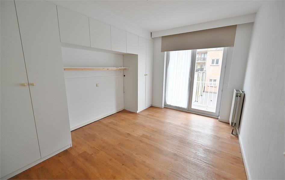 Appartement non meubl&#233; de 2 chambres c&#244;t&#233; ensoleill&#233; de l&#39;avenue L&#233;opold, &#224; quelques pas de la plage et des magasins. 