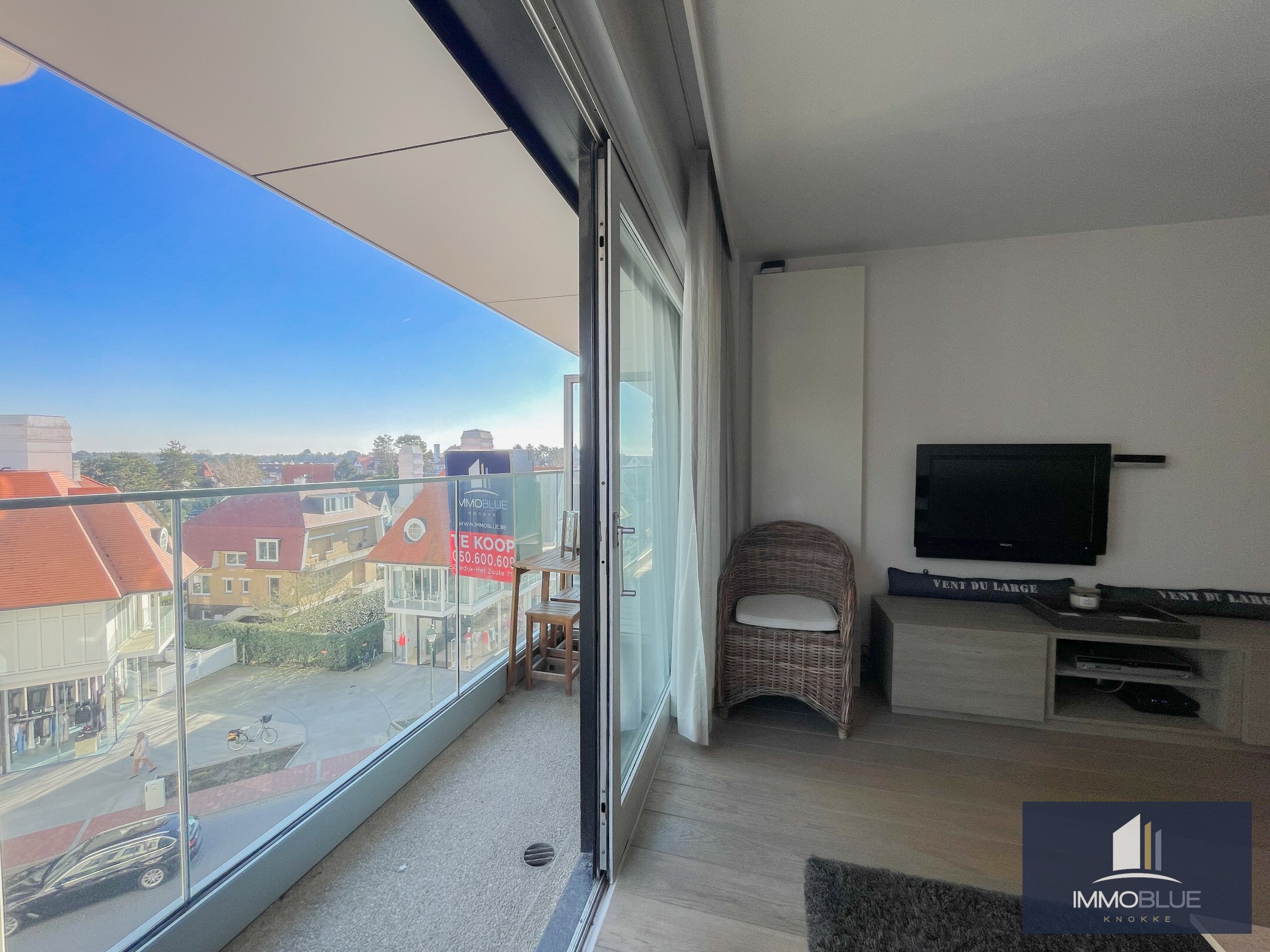 Appartement de trois chambres &#224; coucher avec une vue d&#233;gag&#233;e situ&#233; pr&#232;s de la place du Triangle. 